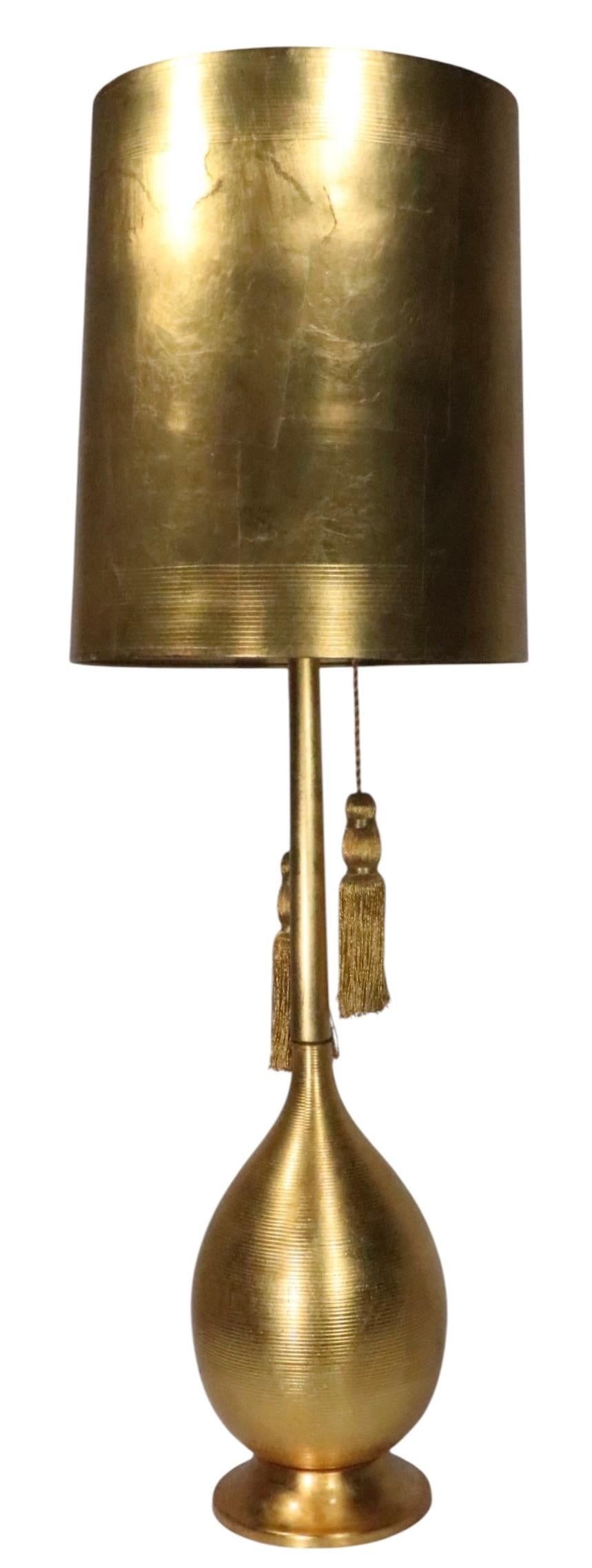 Large Gold Tone Hollywood Regency Style Table Lamp c. 1950/70's en venta 2