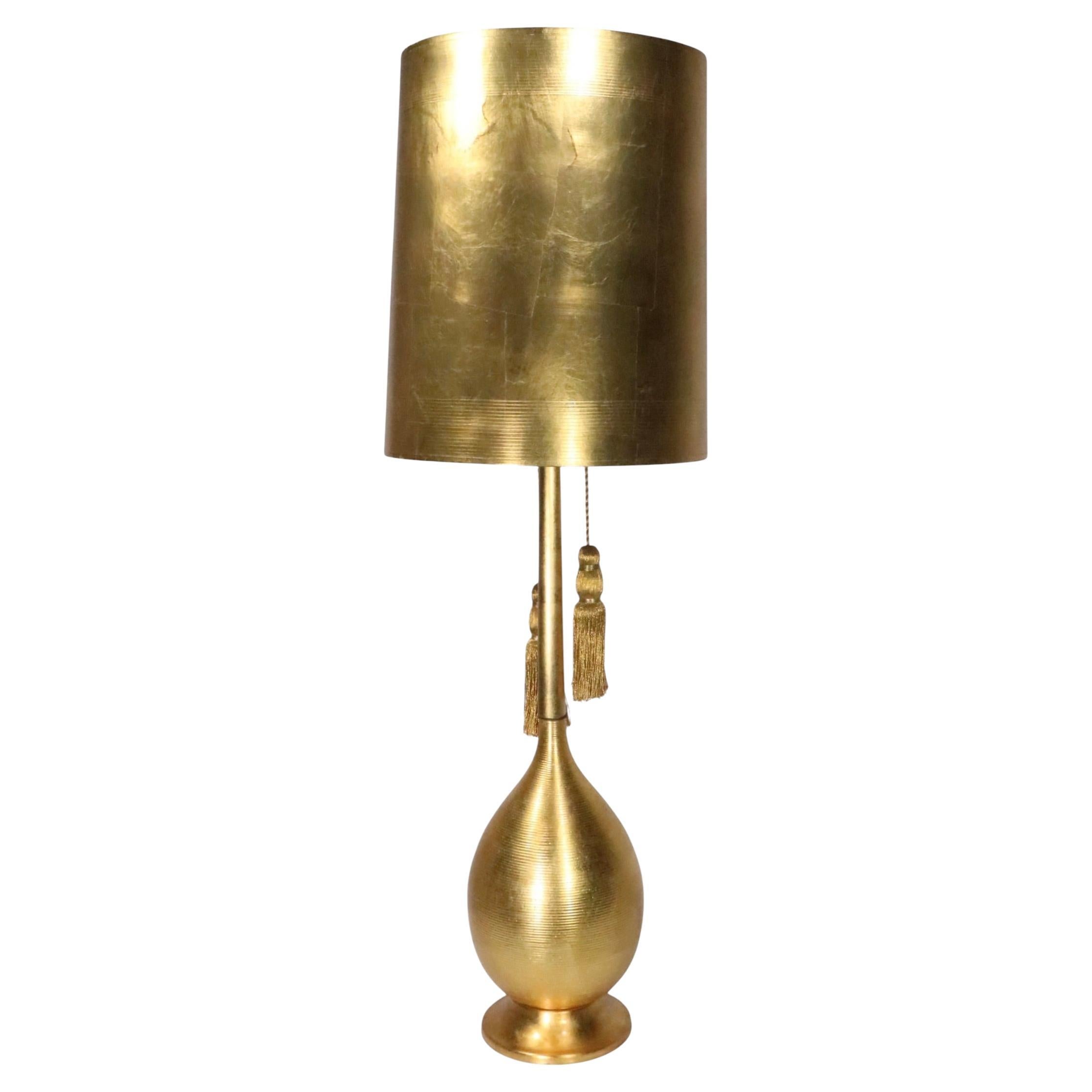 Large Gold Tone Hollywood Regency Style Table Lamp c. 1950/70's en venta