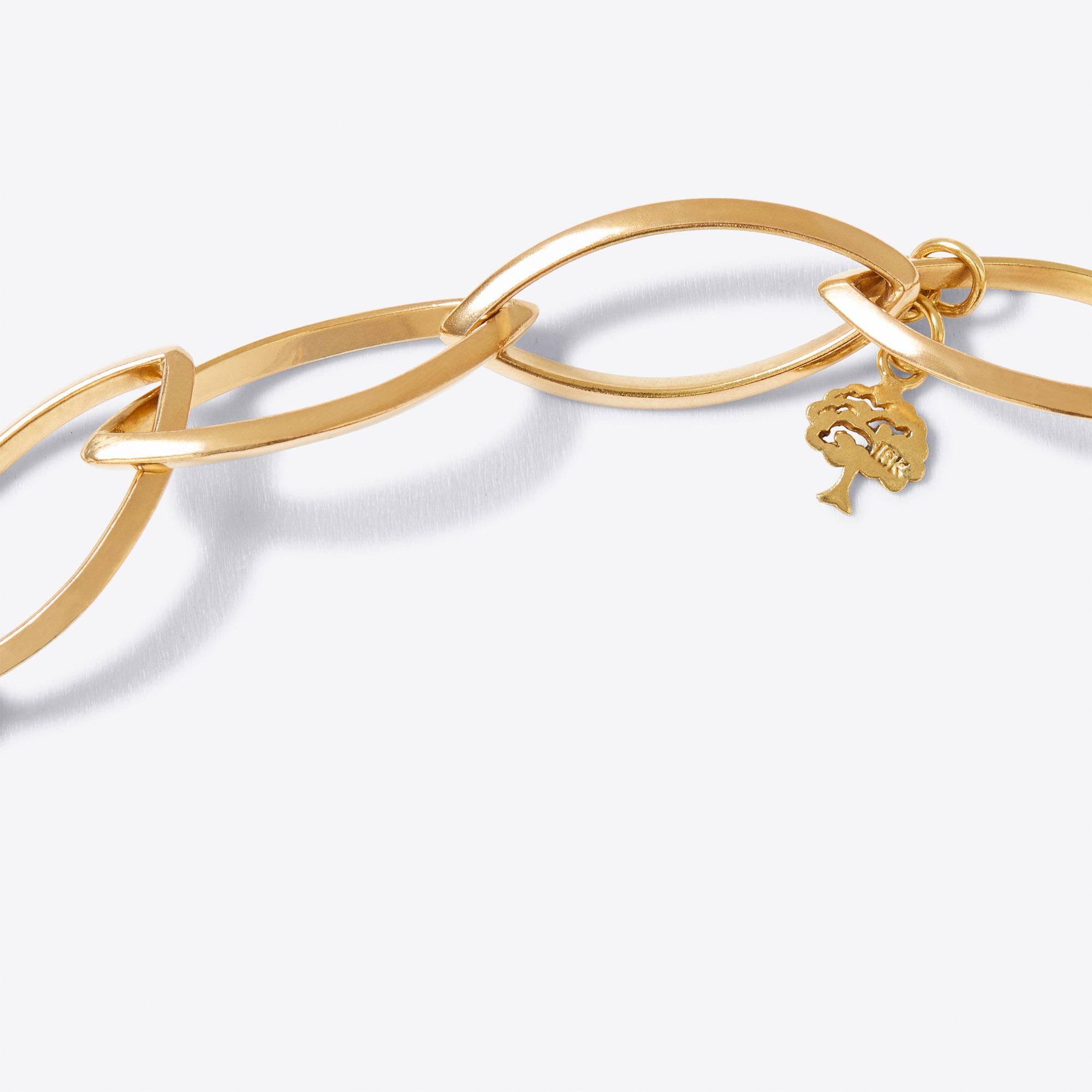 Questa collana è un simbolo di forza perché è composta dalla forma più forte, il triangolo. Ogni maglia è composta da un triangolo fatto a mano. Due chiusure a maglie nascoste: una come chiusura e una per appendere i tuoi charme preferiti. Perfetto