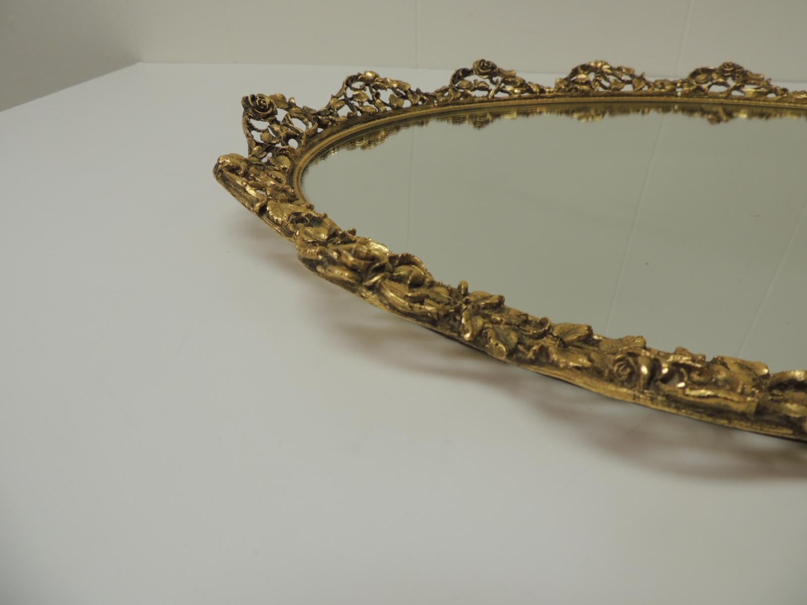 Vintage Französisch filigranen großen ovalen Messing Eitelkeit Tablett mit Spiegel. 
Poliertes Messing:: floral durchbrochene Tablettkante mit ovalem Spiegeleinsatz. Filzunterlage. Dargestellt sind Rosen und Weinreben. 
Französisch:: 1940er Jahre.