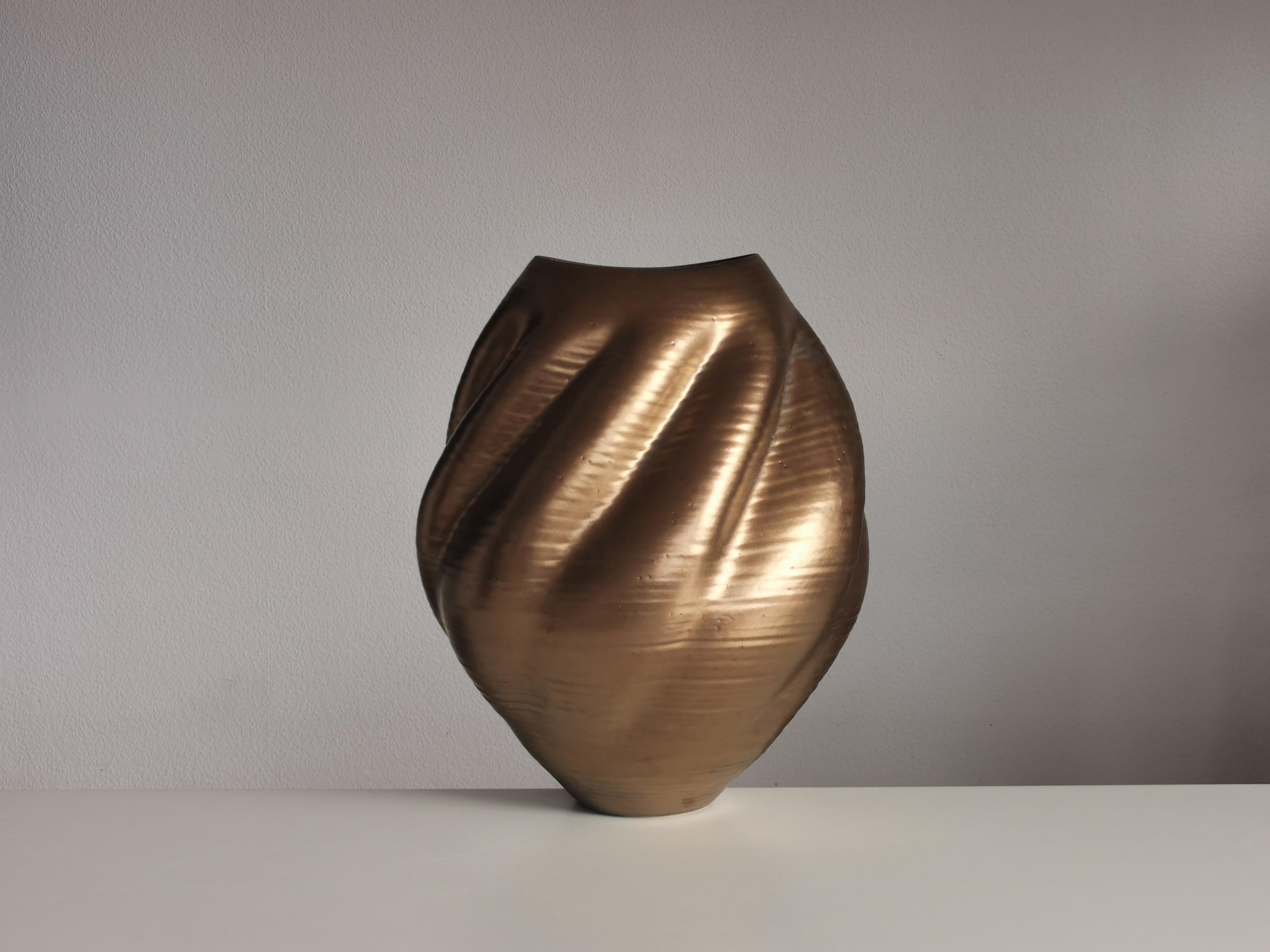 New sumptuous ceramic vessel from ceramic artist Nicholas Arroyave-Portela. Made in 2022.

Materials: White St.Thomas clay, Stoneware glazes, multi fired to cone 6 (1225 degrees)

Measures: 48 cm tall, 35 cm wide, 35 cm deep
Weight: 5.7 Kg

(Vessel,