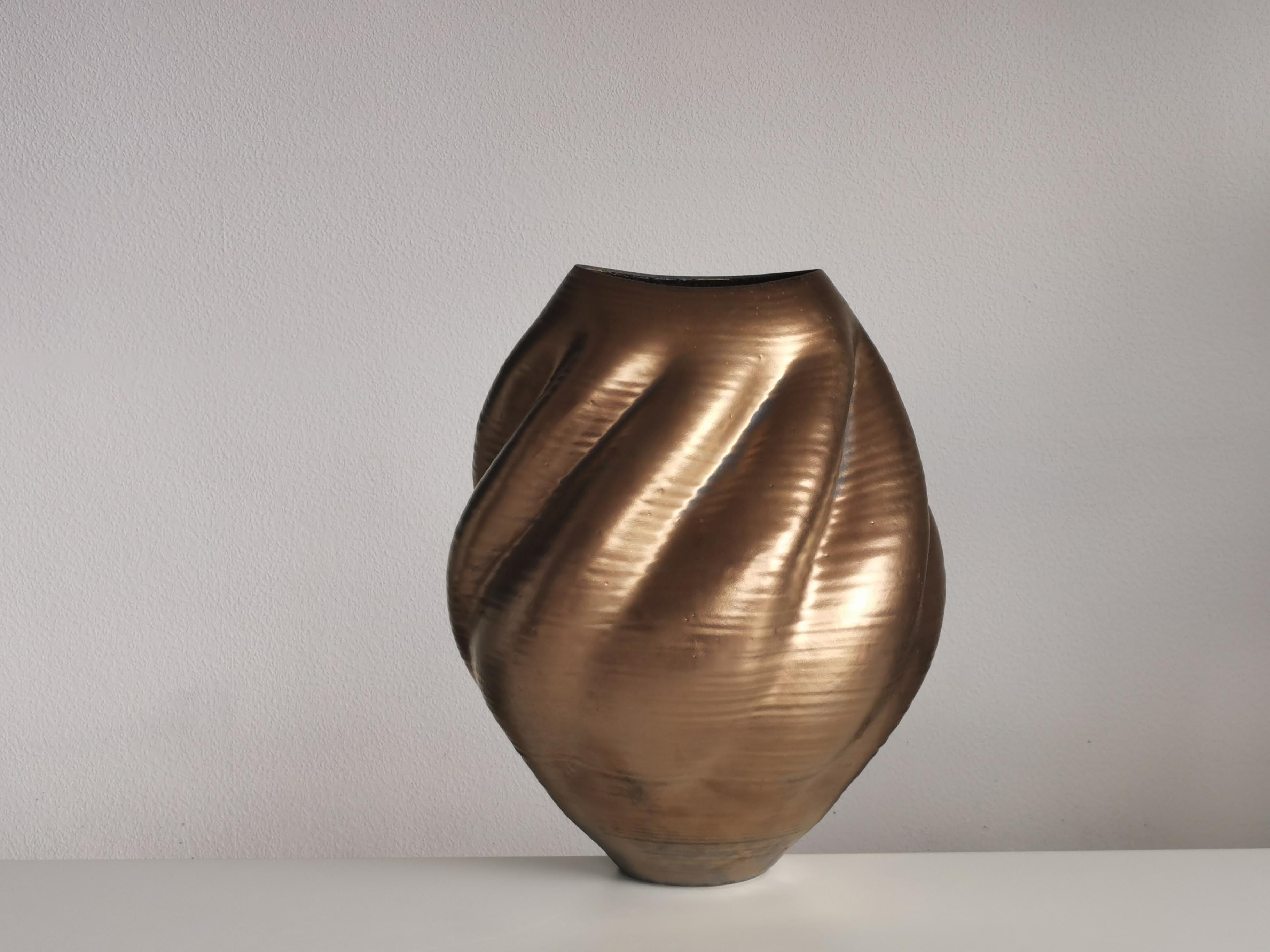 Large Gold Wave Form, Unique Contemporary Ceramic Sculpture Vessel N.80 In New Condition In London, GB