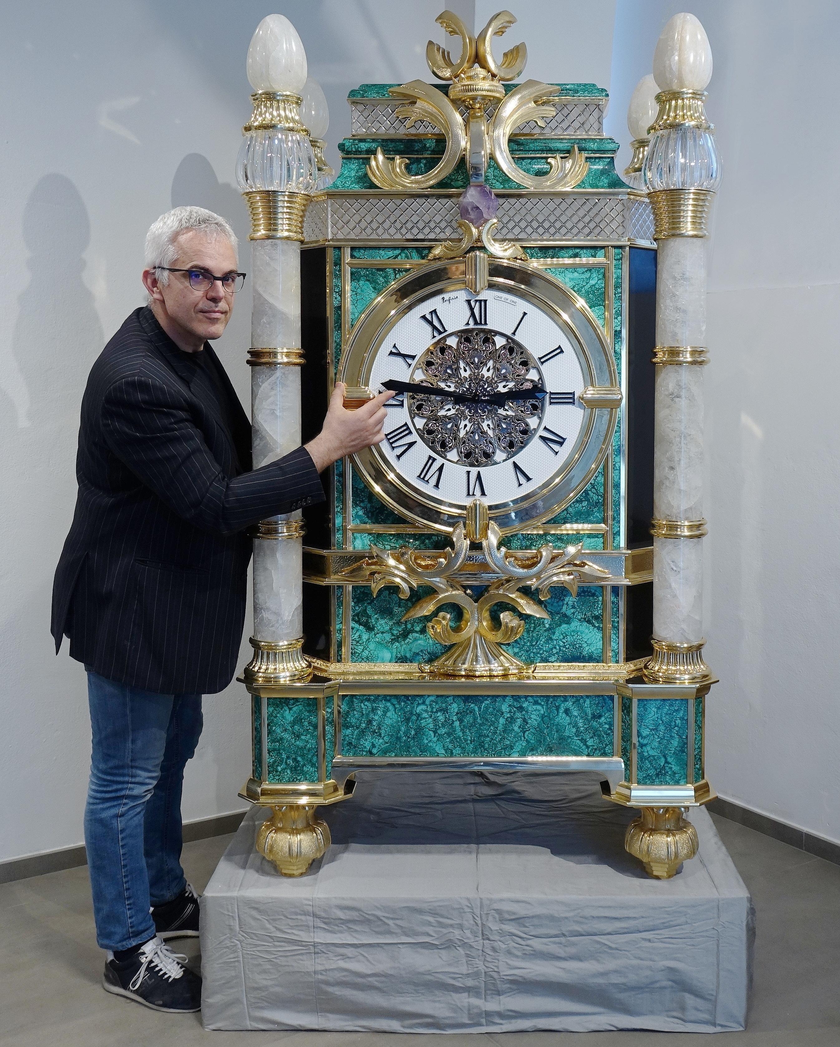 Large clock in golden bronze, malachite and rock crystal For Sale 3