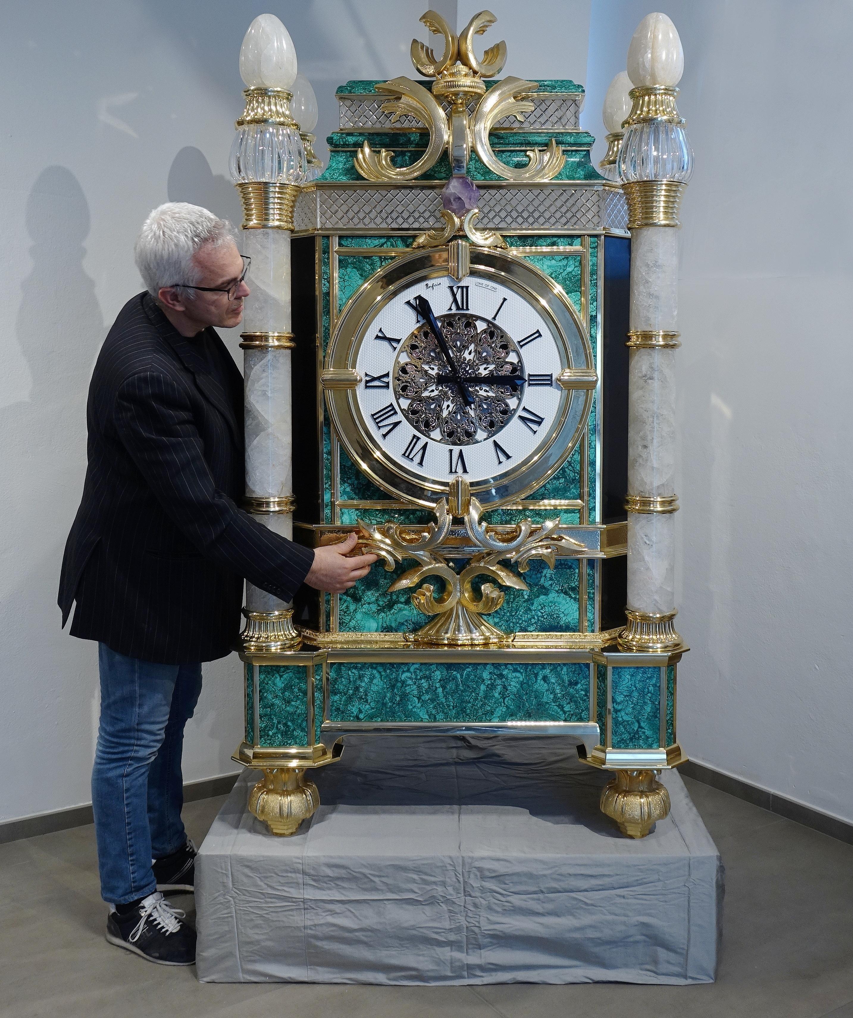 Large clock in golden bronze, malachite and rock crystal For Sale 4