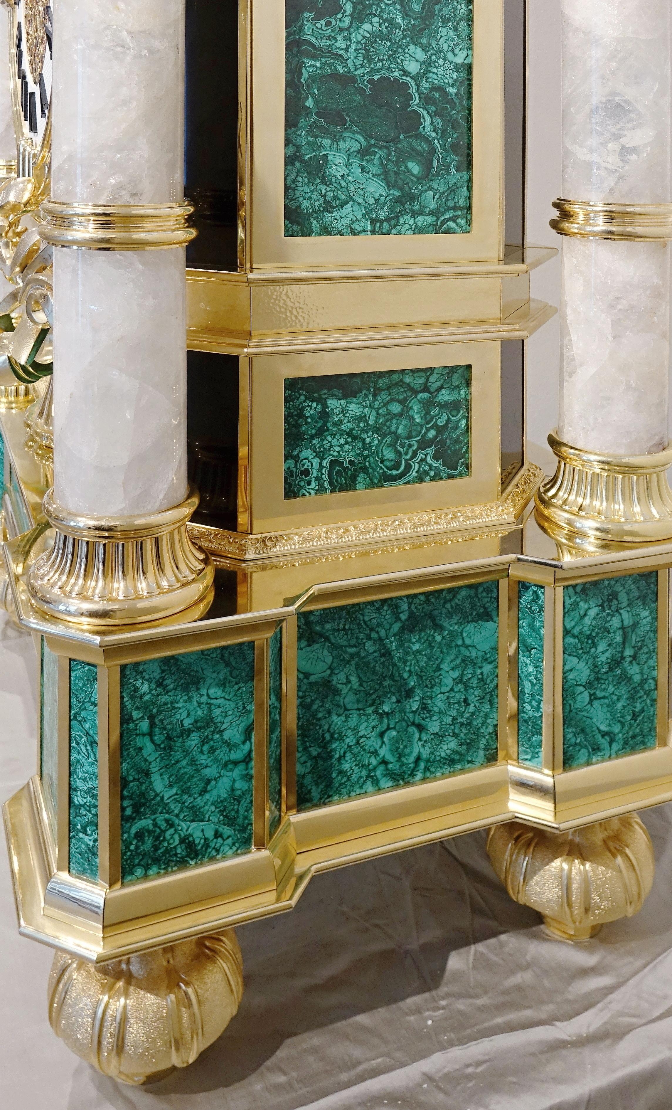Large clock in golden bronze, malachite and rock crystal In Good Condition For Sale In Milano, IT