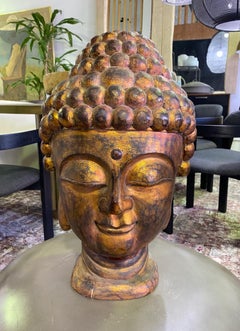 Große goldene Buddha-Kopfbüste aus handgeschnitztem Holz und vergoldetem Tempelschrein
