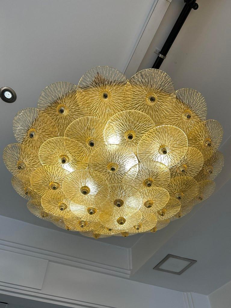Italiano Grande lampada da soffitto in cristallo dorato in vendita