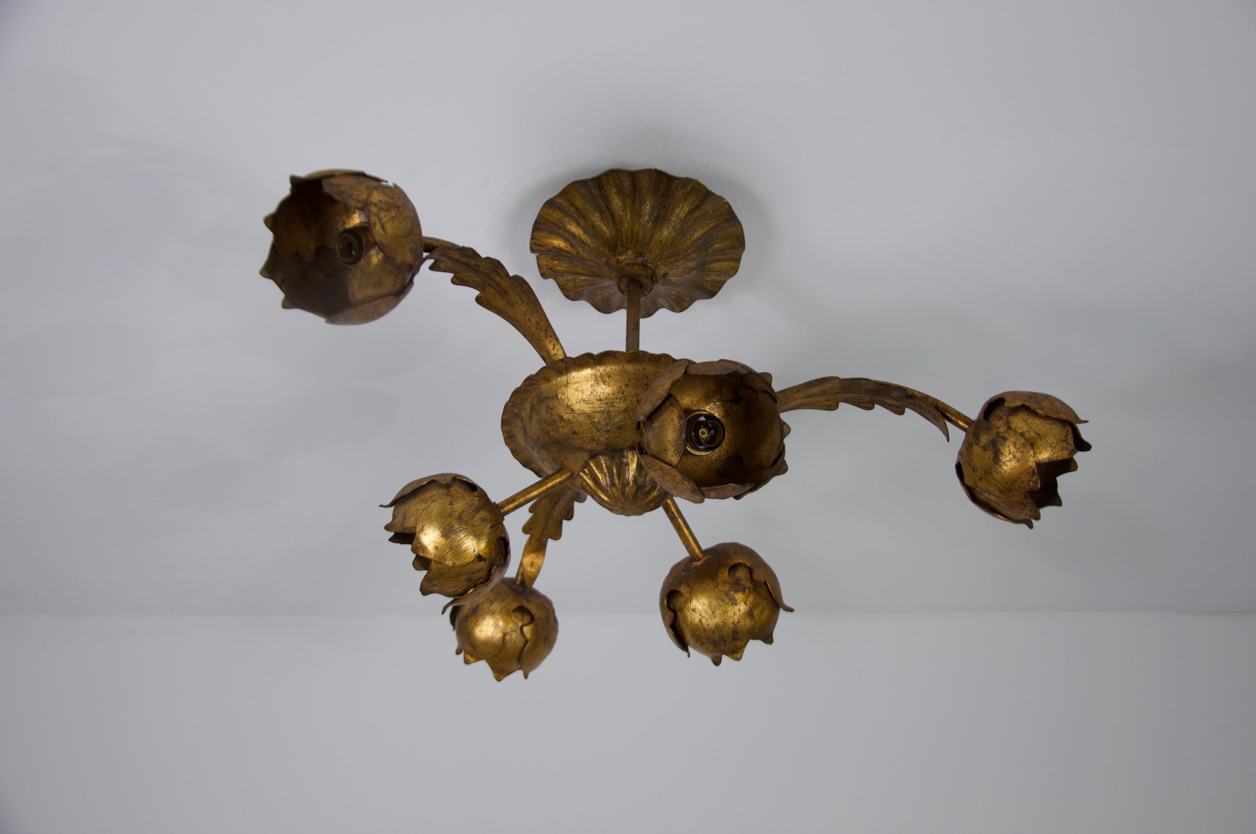 A stunning ceiling lamp designed in Italy during the 1970s, embodying the charm and sophistication of its era. This exceptional piece features a beautifully detailed wheat sheaf motif, a quintessential element of the Hollywood Regency style, known