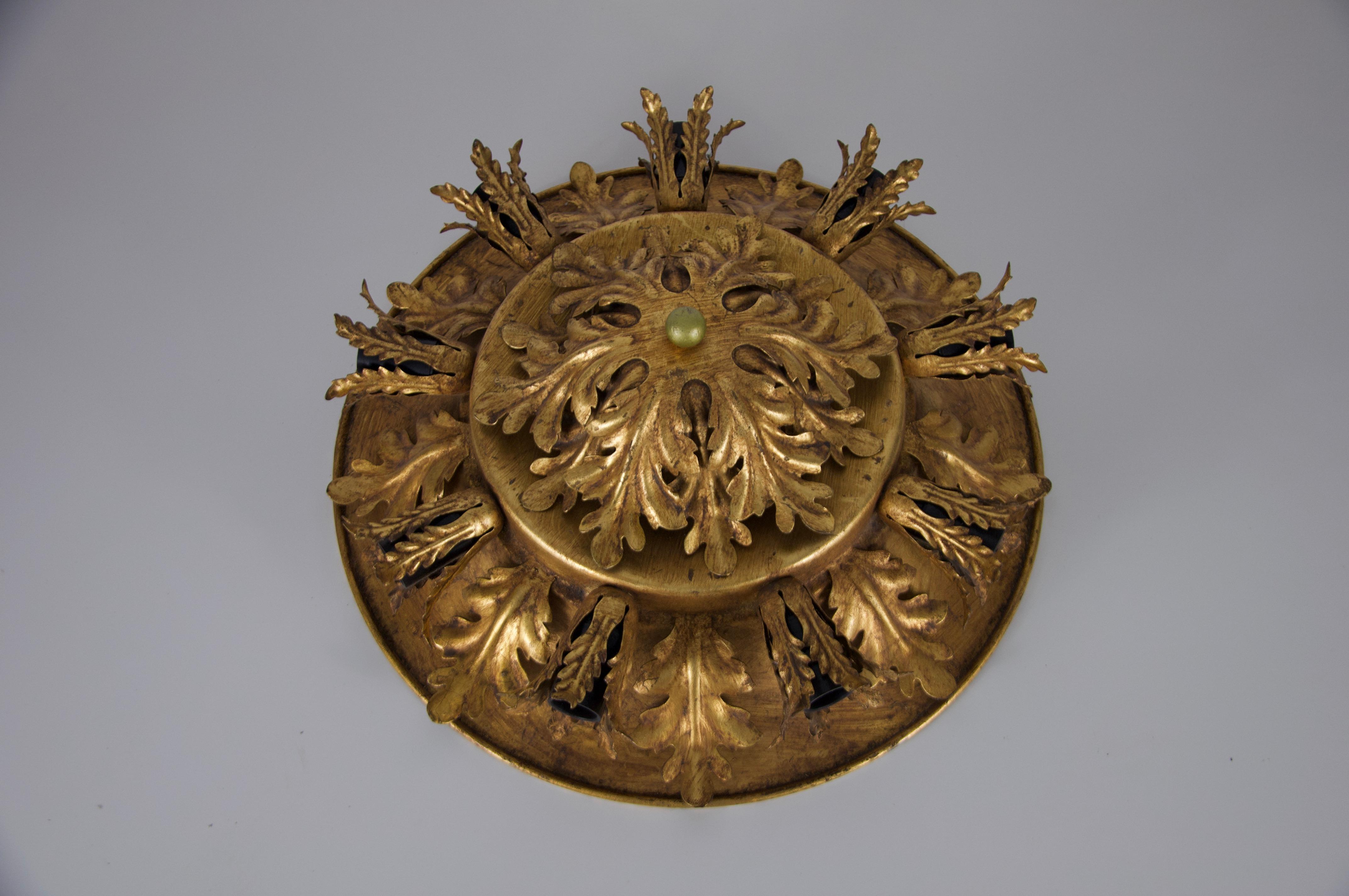 Extraordinaire plafonnier encastré de Banci, fabriqué en Italie dans les années 1970. Cette pièce exquise présente un étonnant motif de gerbe de blé, caractéristique de la période Hollywood Regency. La combinaison d'un travail artisanal complexe et