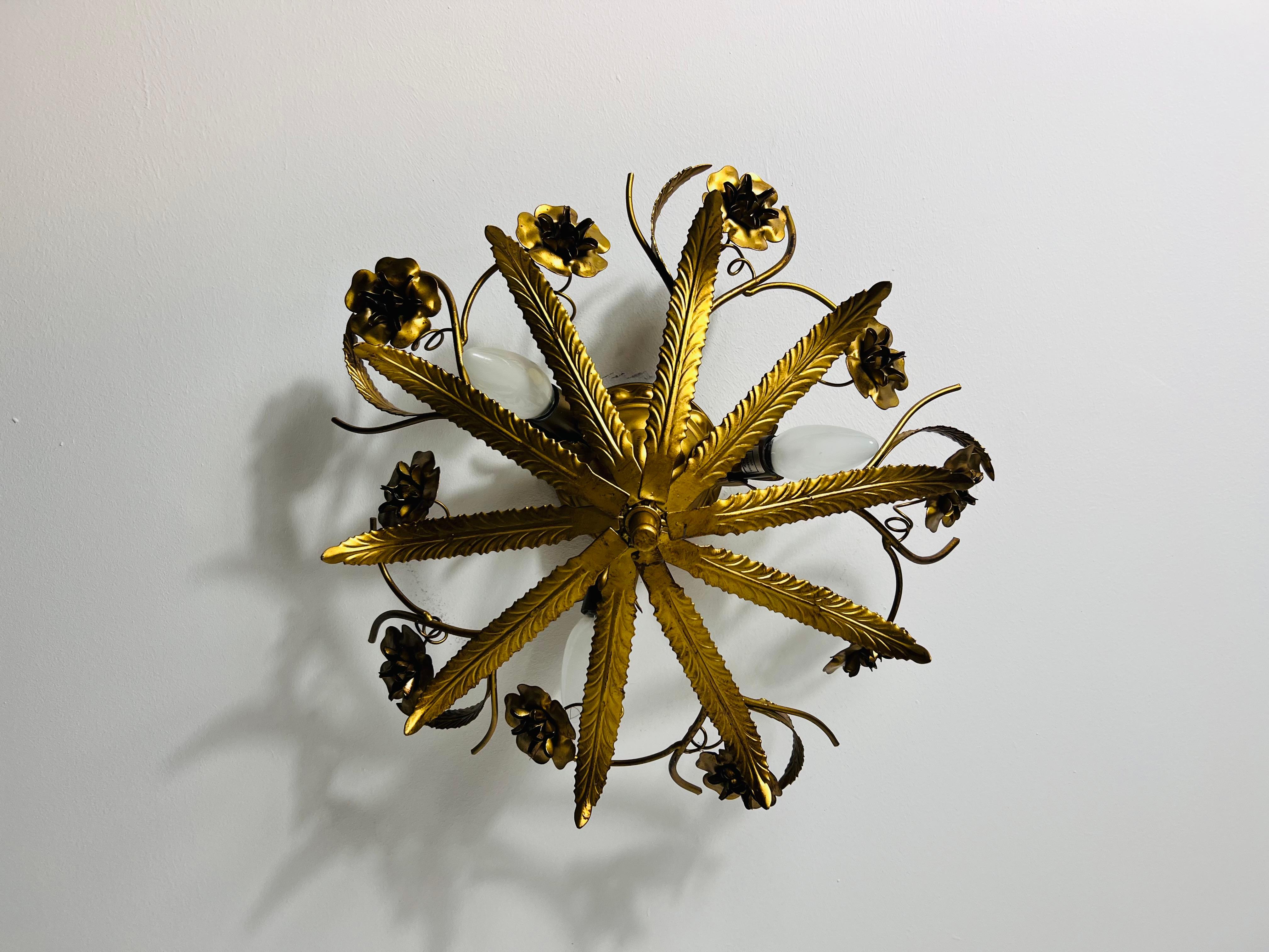 Hollywood Regency Grande montatura ad incasso a forma di fiore di Florentine dorata, Italia, anni '70 in vendita