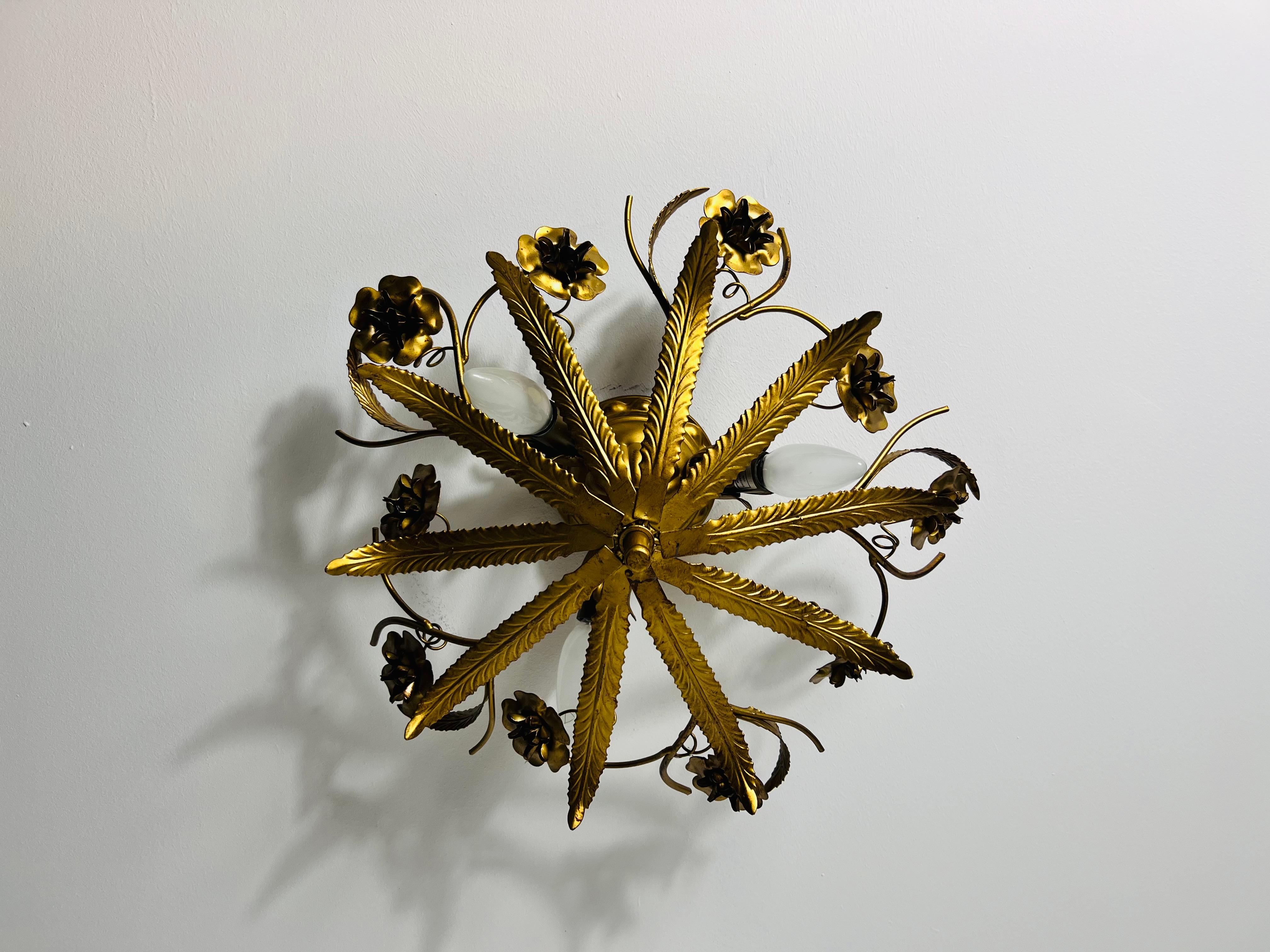 Italiano Grande montatura ad incasso a forma di fiore di Florentine dorata, Italia, anni '70 in vendita