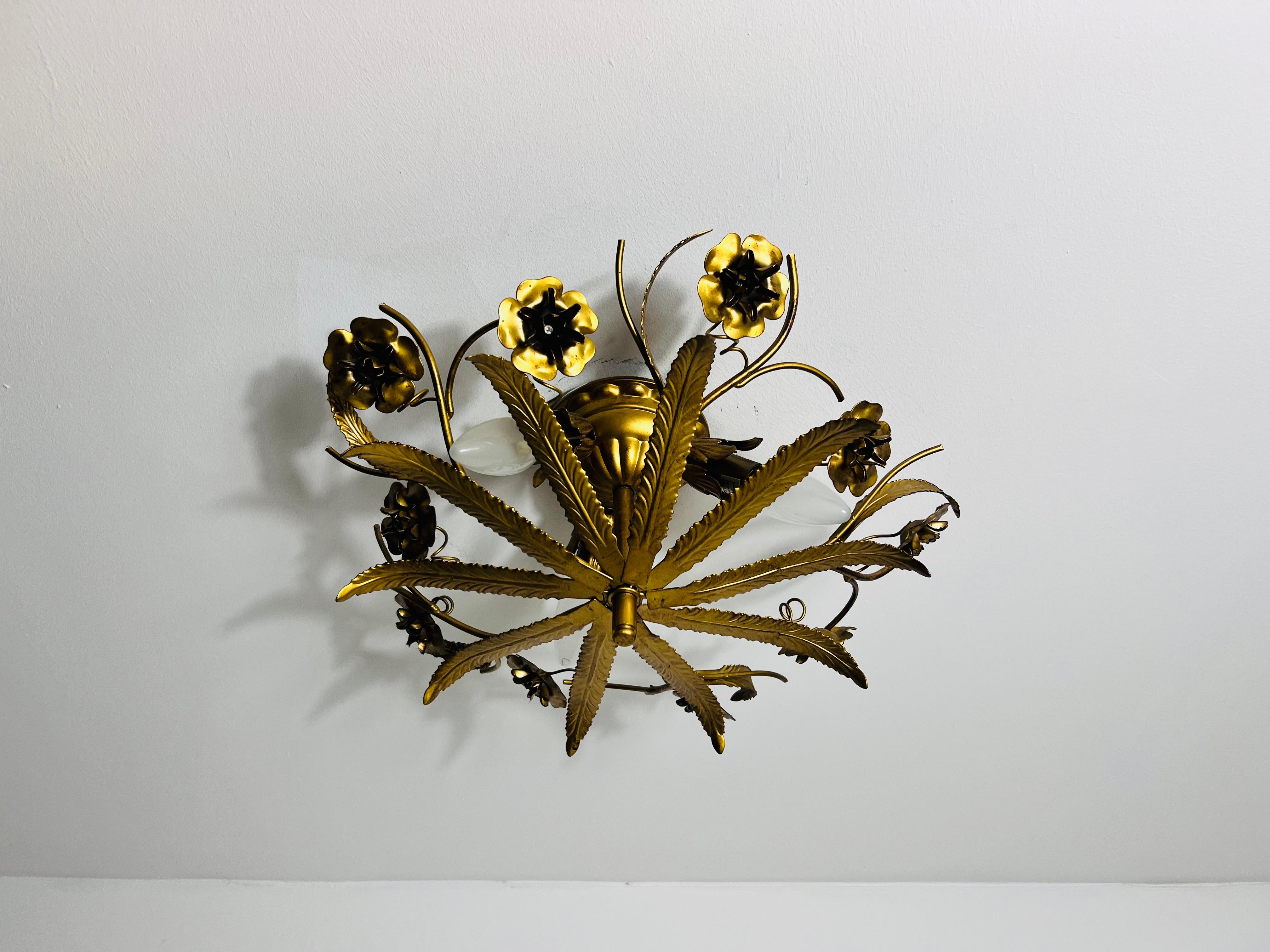 Fatto a mano Grande montatura ad incasso a forma di fiore di Florentine dorata, Italia, anni '70 in vendita