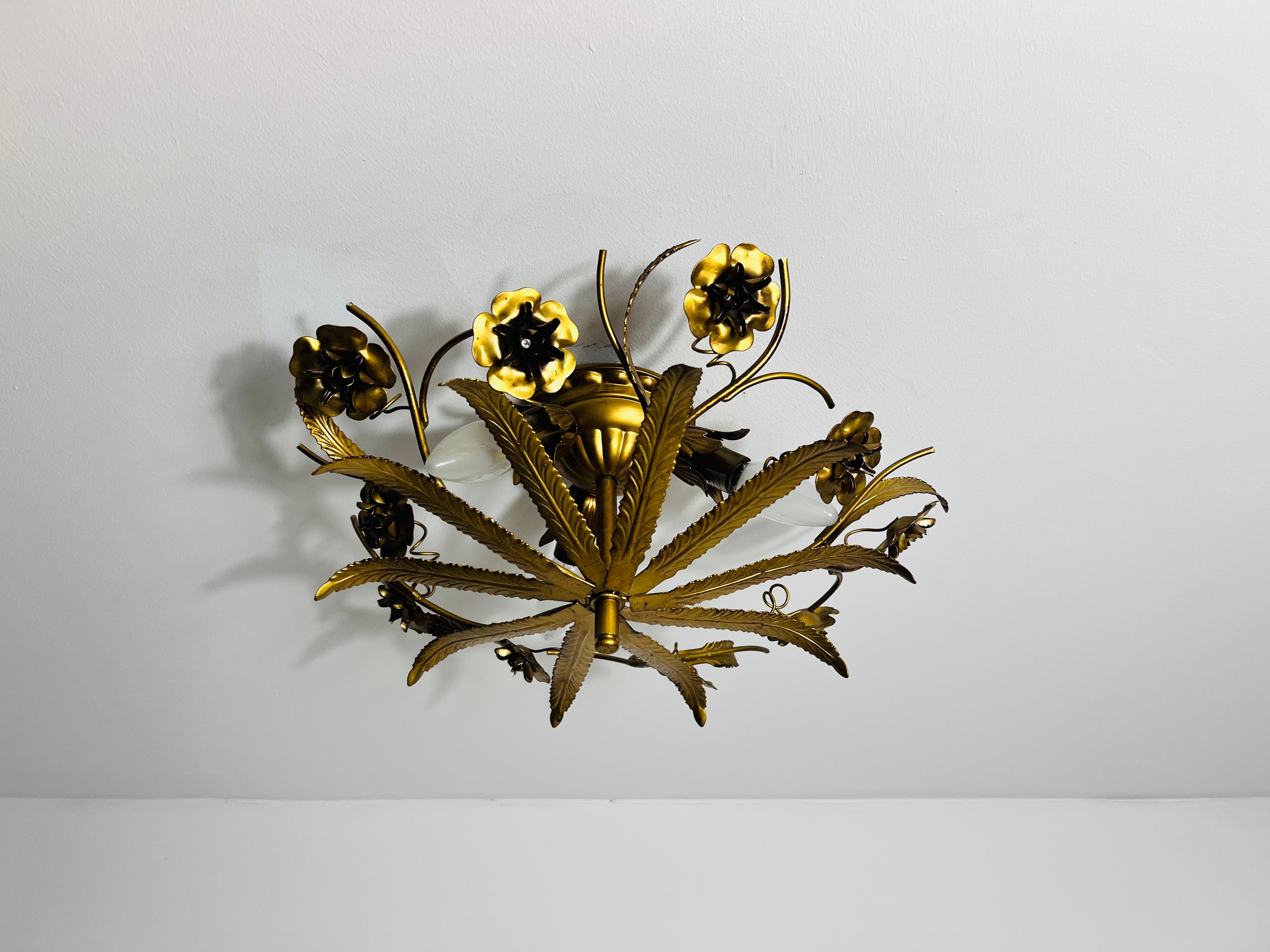 Grande montatura ad incasso a forma di fiore di Florentine dorata, Italia, anni '70 In condizioni buone in vendita a Hagenbach, DE