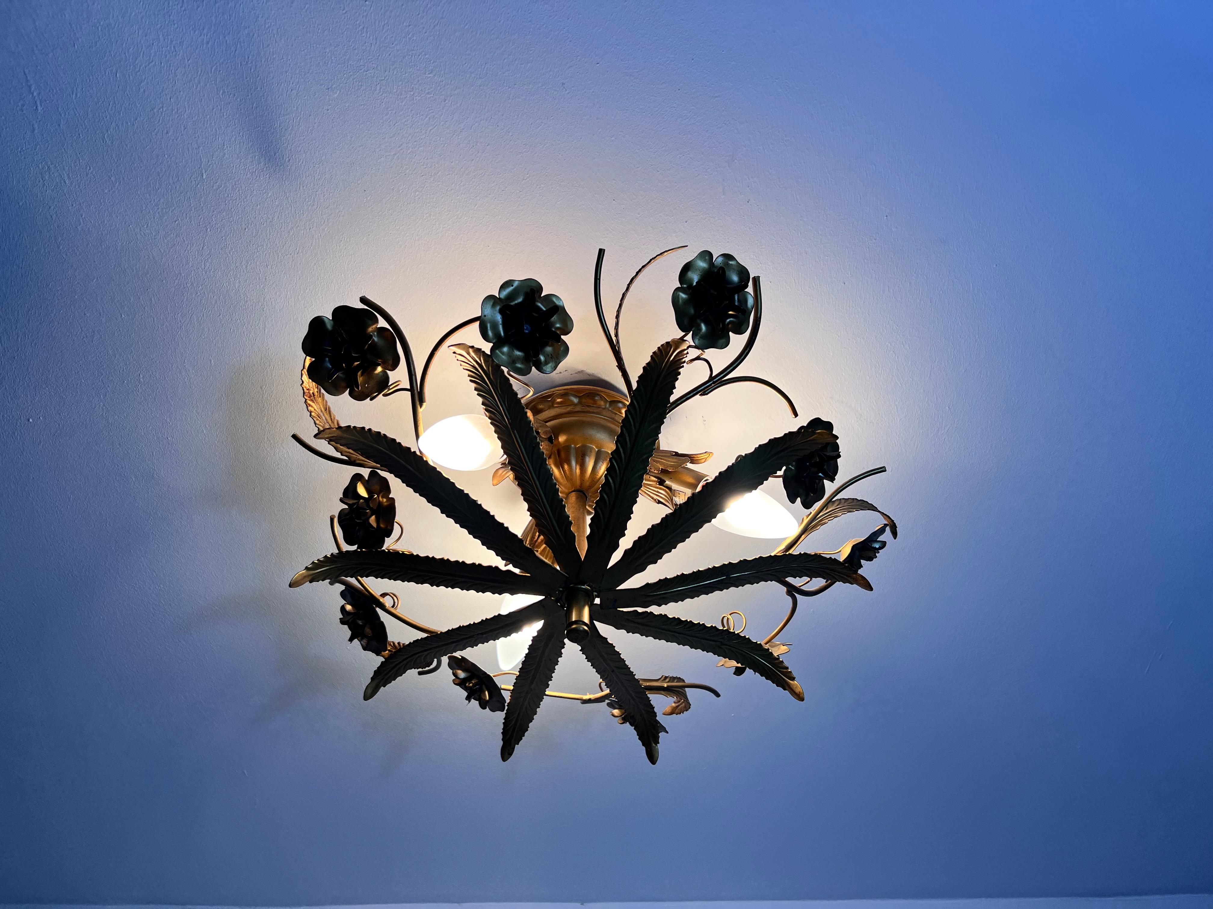 Metallo Grande montatura ad incasso a forma di fiore di Florentine dorata, Italia, anni '70 in vendita