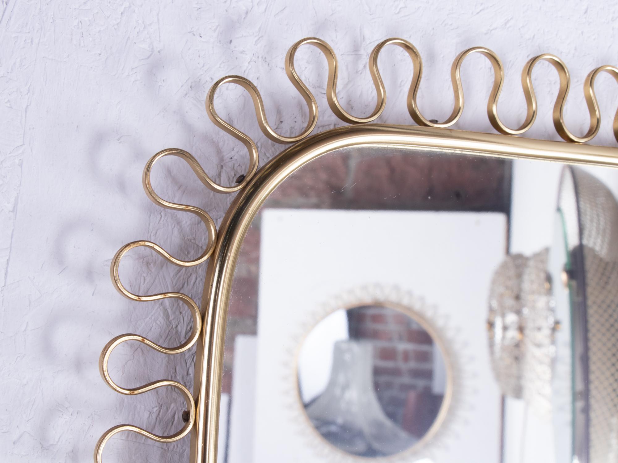 Mid-Century Modern Grand miroir mural à boucles d'or du milieu du siècle par Josef Frank pour Svenkst Tenn 1950s en vente