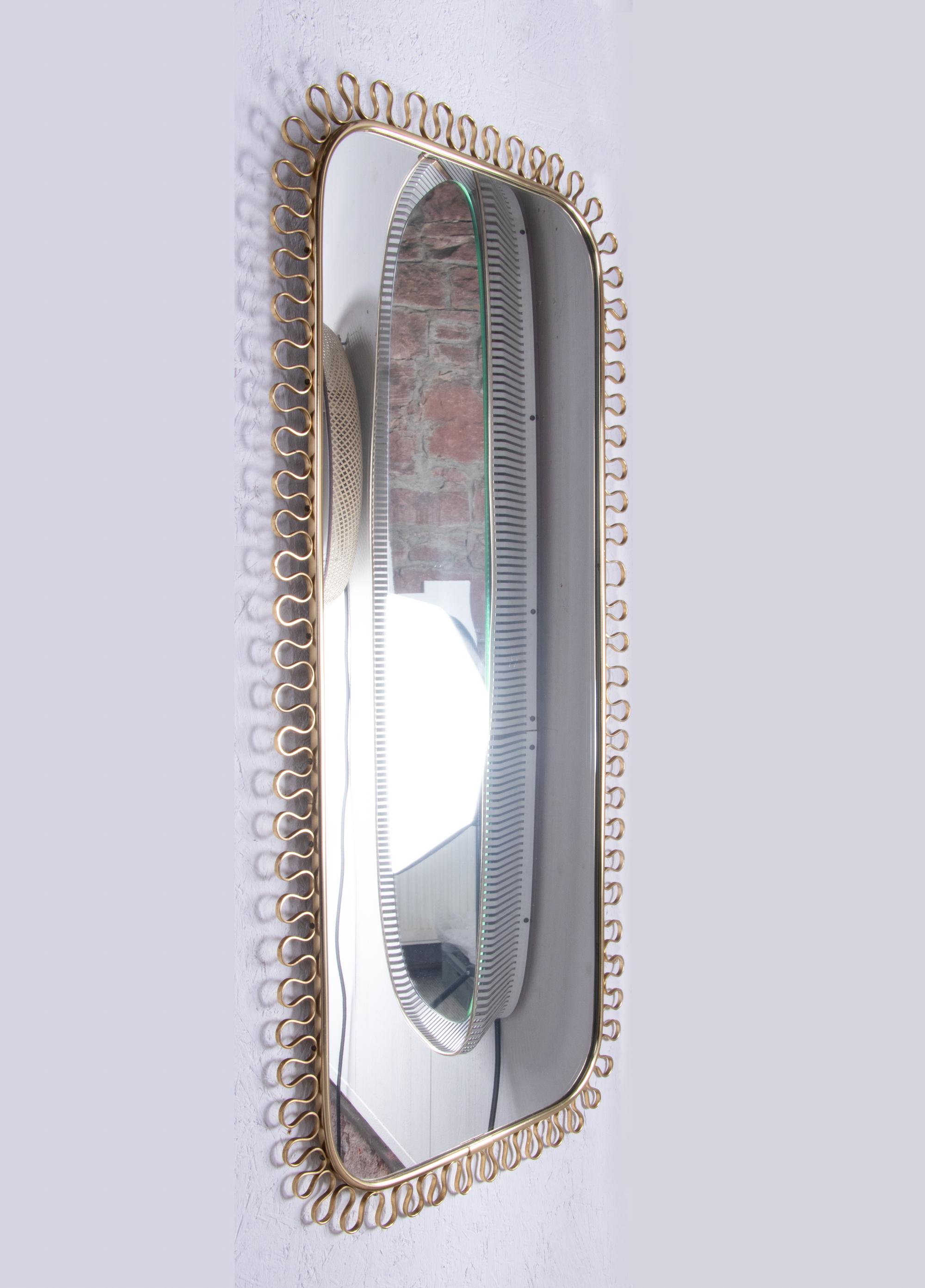 Suédois Grand miroir mural à boucles d'or du milieu du siècle par Josef Frank pour Svenkst Tenn 1950s en vente