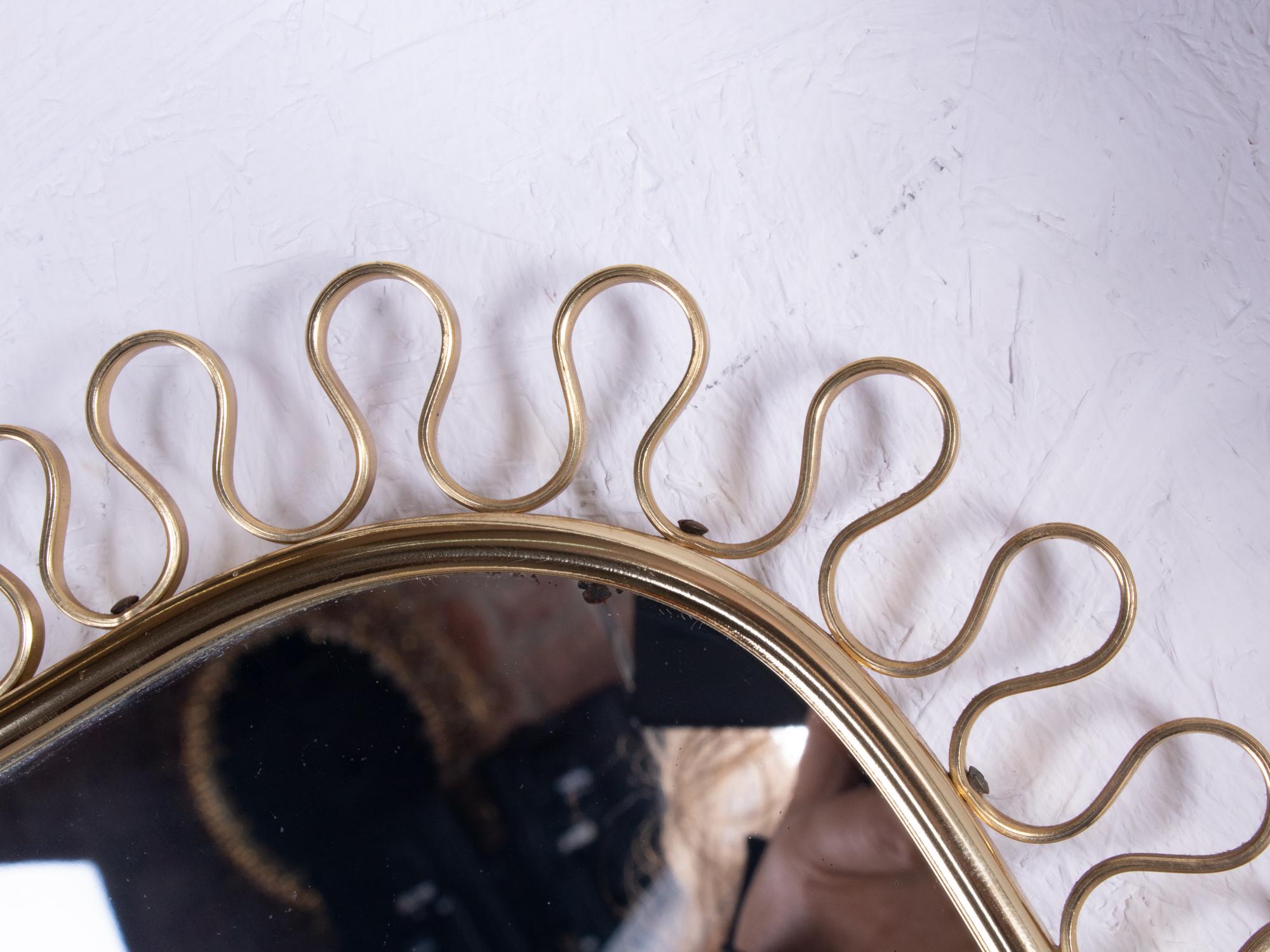 Grand miroir mural à boucles d'or du milieu du siècle par Josef Frank pour Svenkst Tenn 1950s Bon état - En vente à Niederdorfelden, Hessen