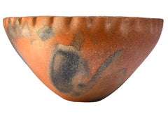 Grande ciotola in ceramica micacea dorata con nuvole di fuoco di Lonnie Vigil