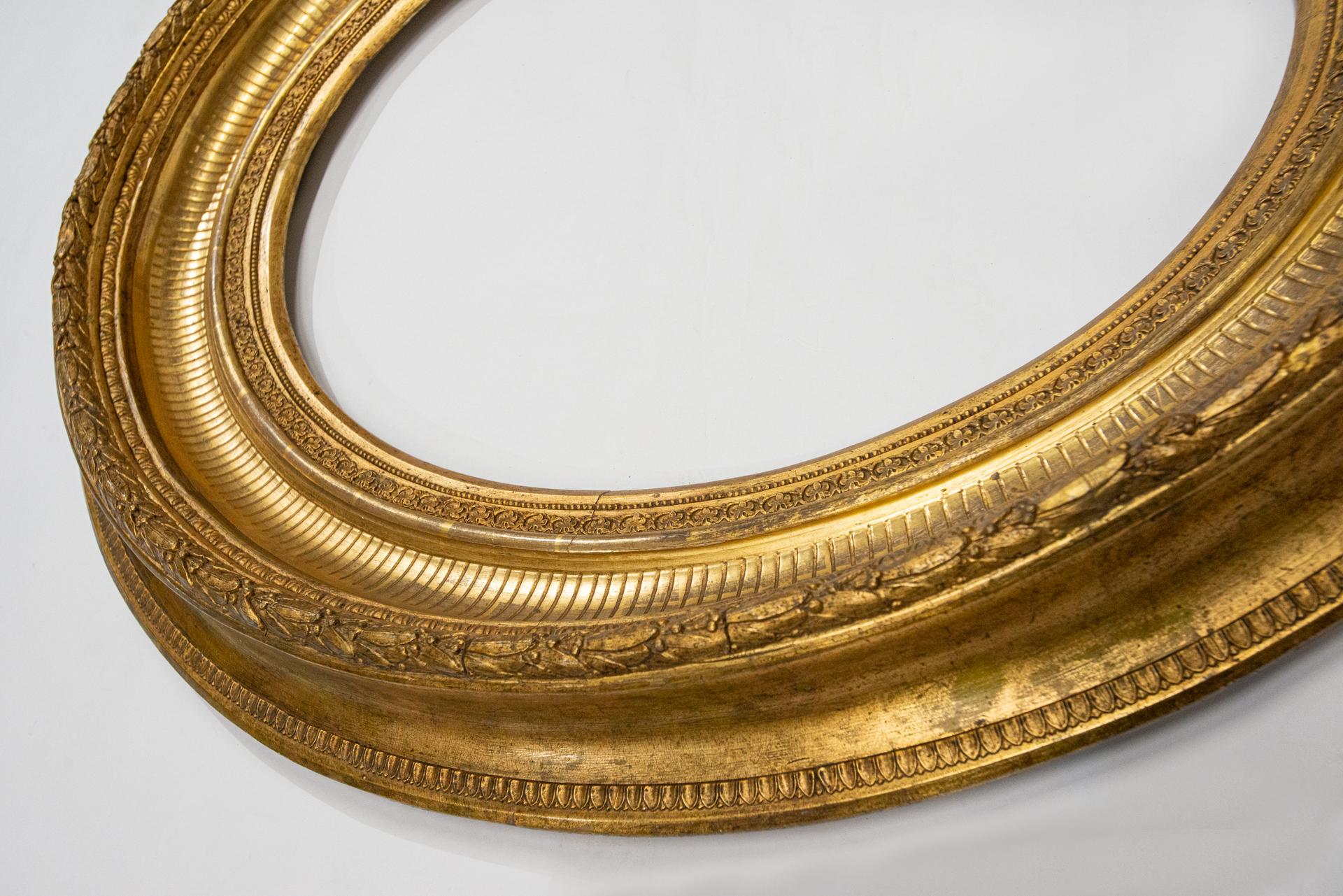 Großer goldener ovaler Rahmen im Angebot 3