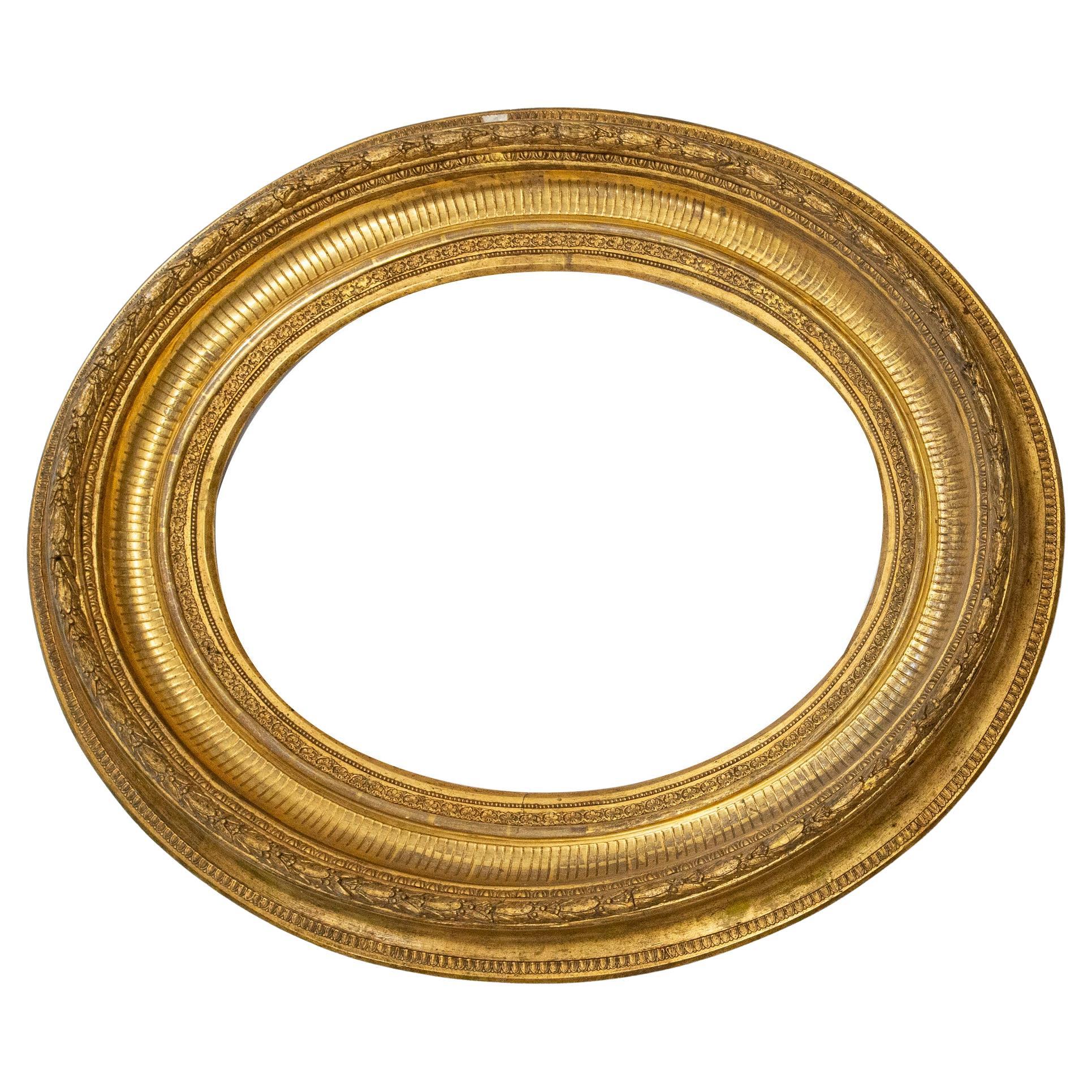 O/6480 - Large golden oval frame, perfect for a mirror: it's better to mount the mirror Yourself, due to transport problems from Italy. On request i can do, however.
It's very important and elegant , it can occupy a wall.
