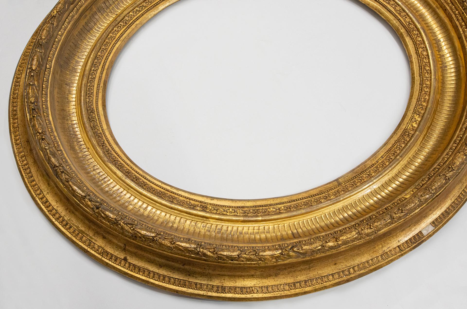 Large Golden Oval Frame In Excellent Condition For Sale In Alessandria, Piemonte