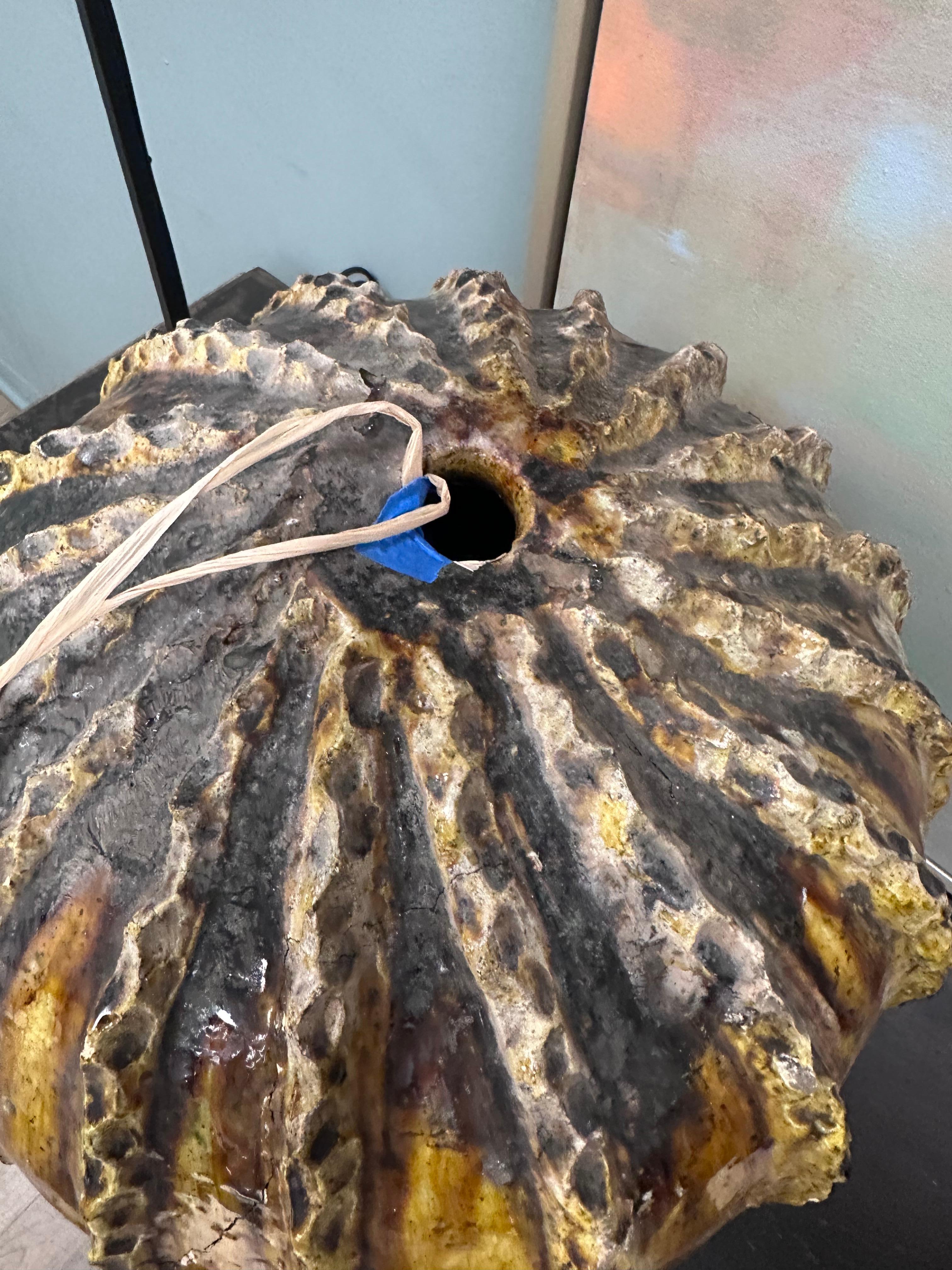 Grande oggetto a forma di zucca dalla struttura rigata dorata In condizioni discrete in vendita a Baton Rouge, LA