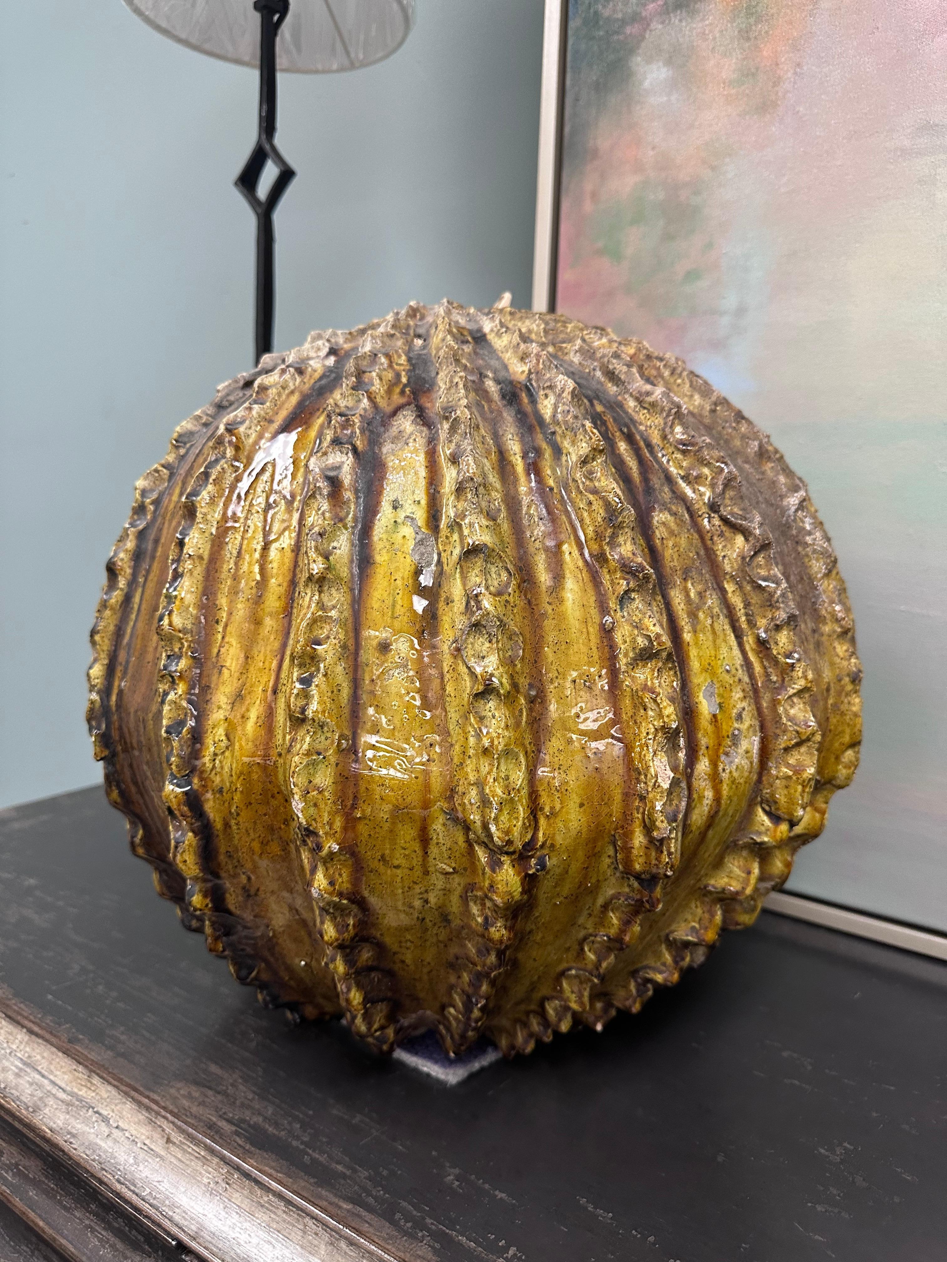 XXI secolo e contemporaneo Grande oggetto a forma di zucca dalla struttura rigata dorata in vendita