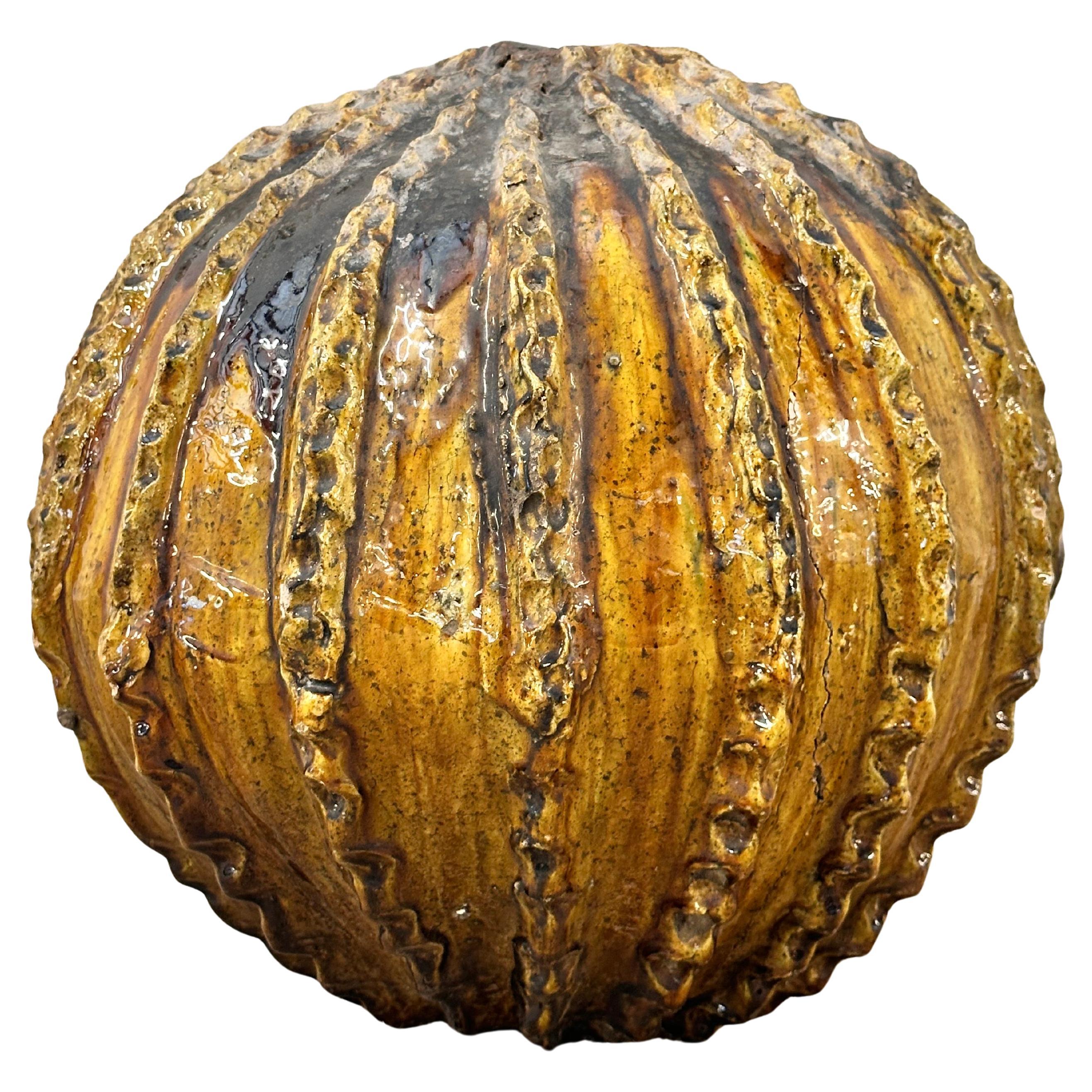 Grande oggetto a forma di zucca dalla struttura rigata dorata in vendita