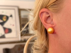 Orecchini a bottone con grandi perle dorate dei Mari del Sud in oro giallo 14K