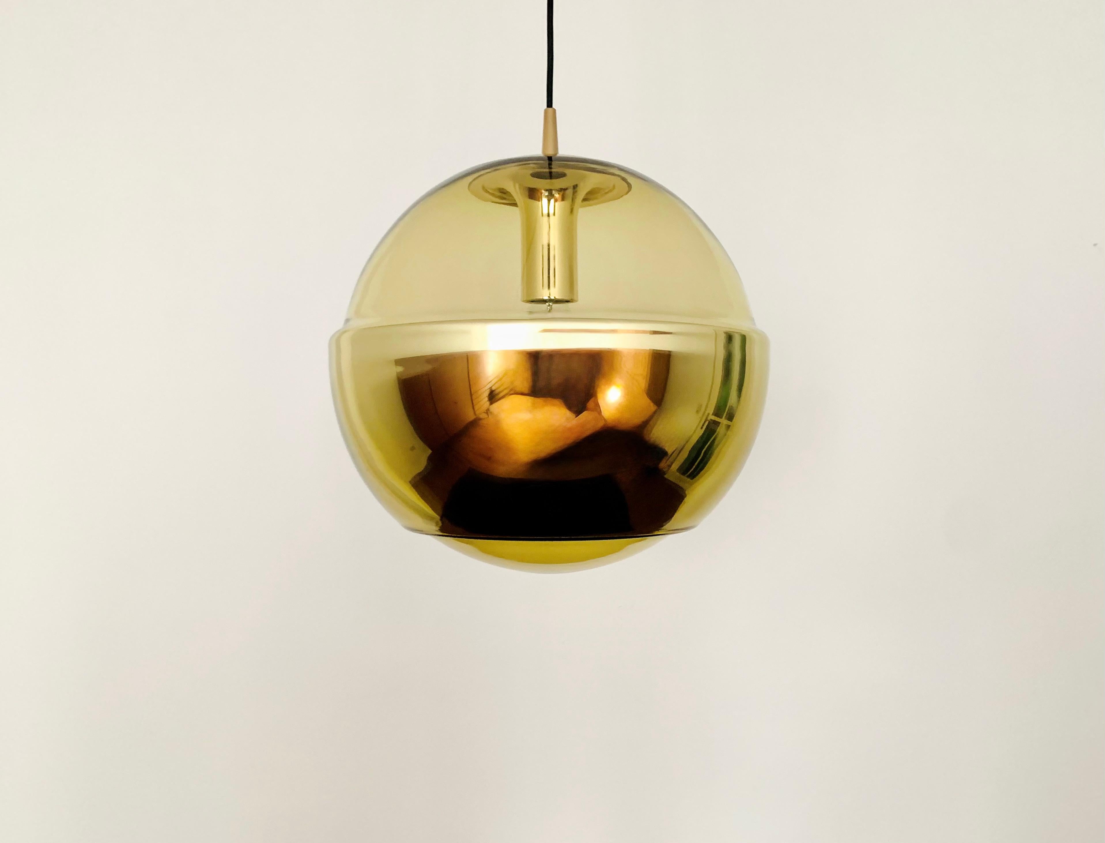 Très belle lampe suspendue de l'ère spatiale des années 1960.
La lampe est très noble et constitue un objet de design très particulier.
Un jeu de lumière spectaculaire est créé.

Fabricant : Peill et Putzler

Condit :

Très bon état vintage avec de