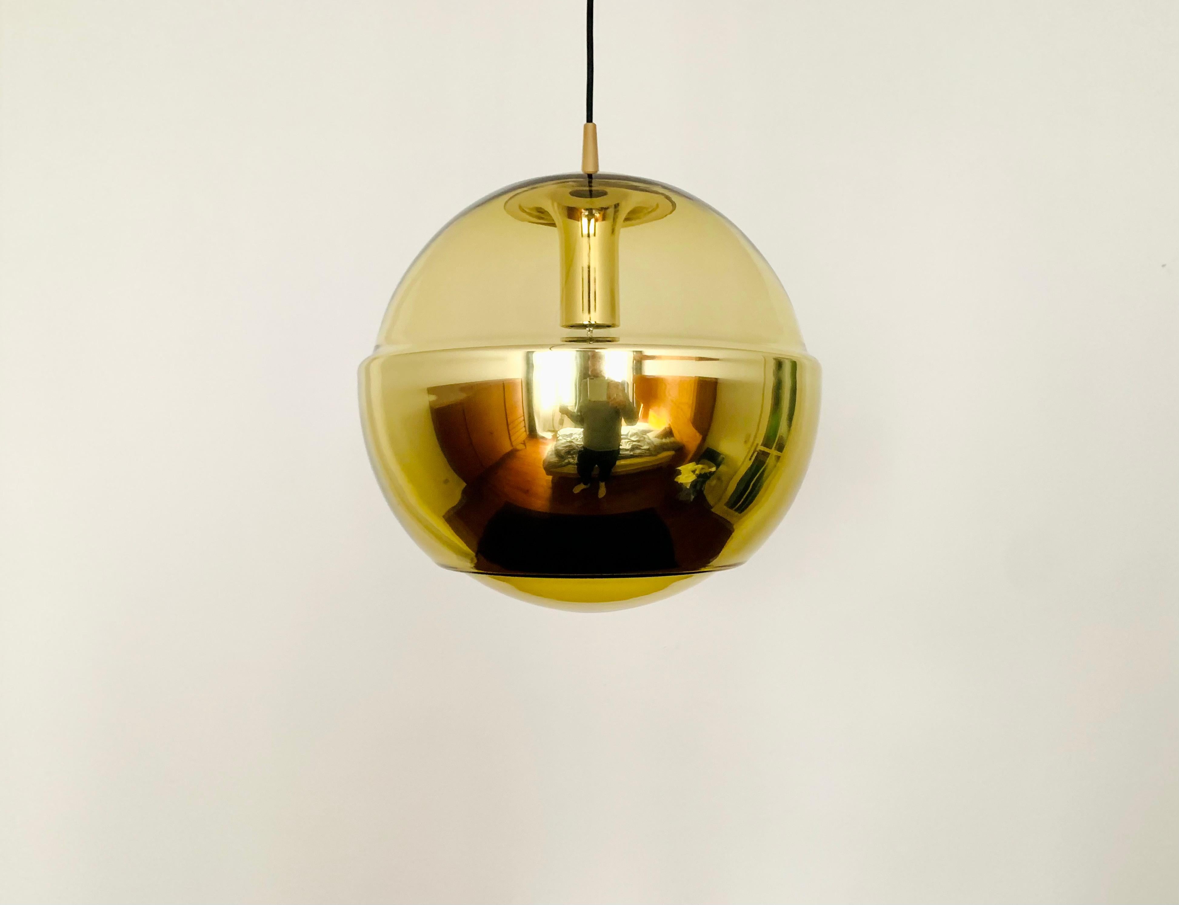 Allemand Grande lampe à suspension en verre de l'ère spatiale doré de Peill and Putzler en vente