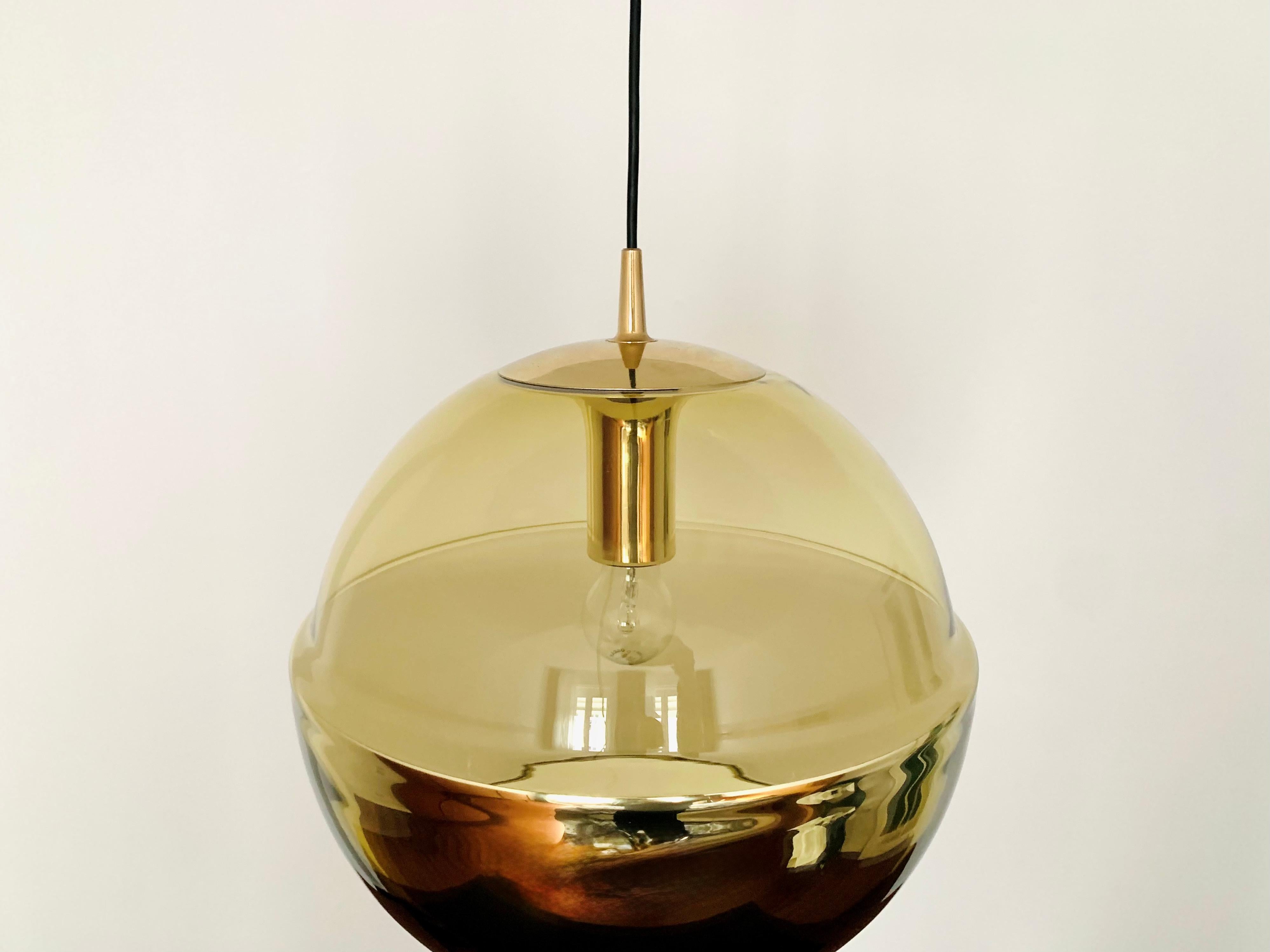 Milieu du XXe siècle Grande lampe suspendue en verre A Space par Peill & Putzler en vente