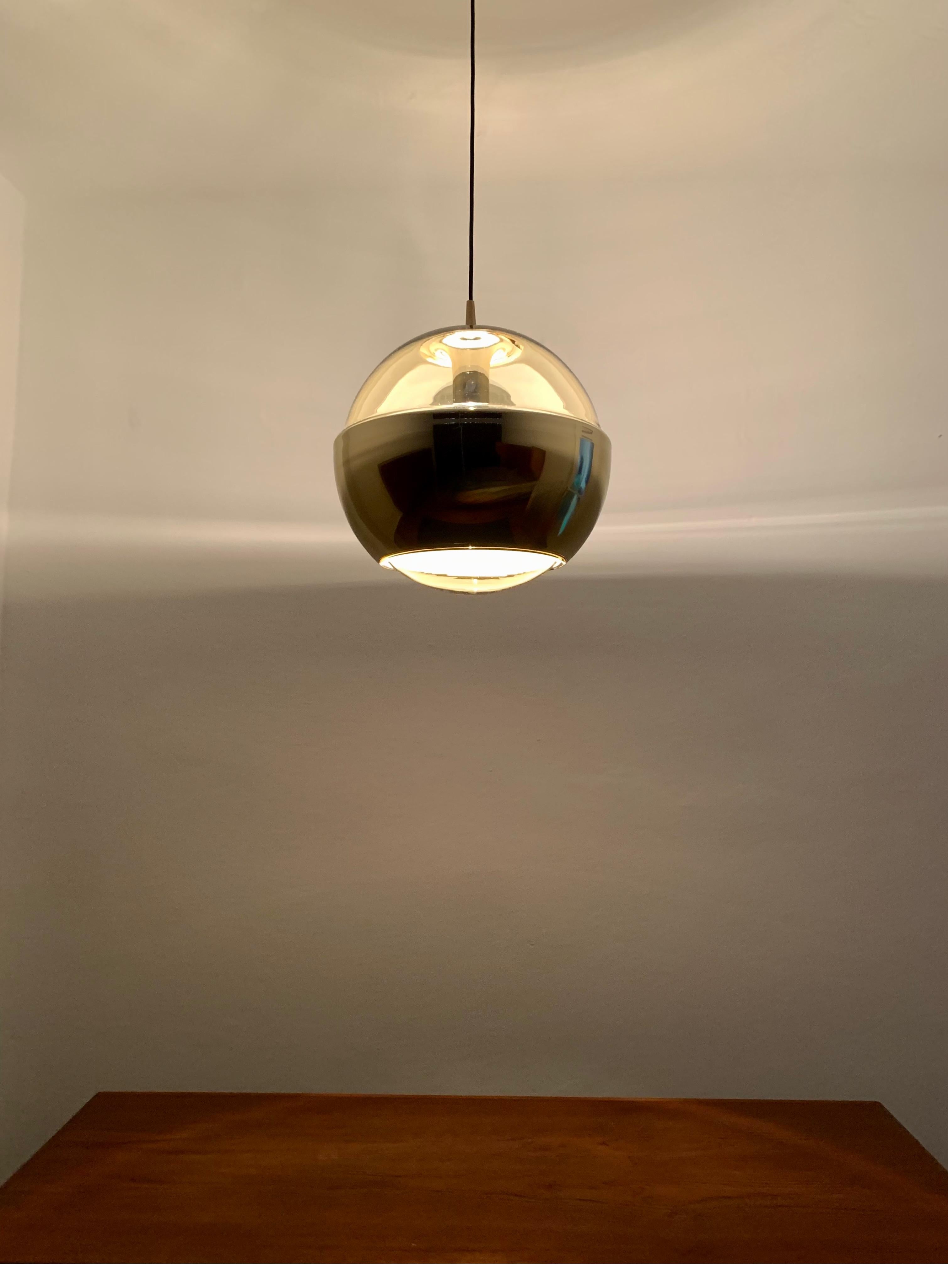 Métal Grande lampe suspendue en verre A Space par Peill & Putzler en vente