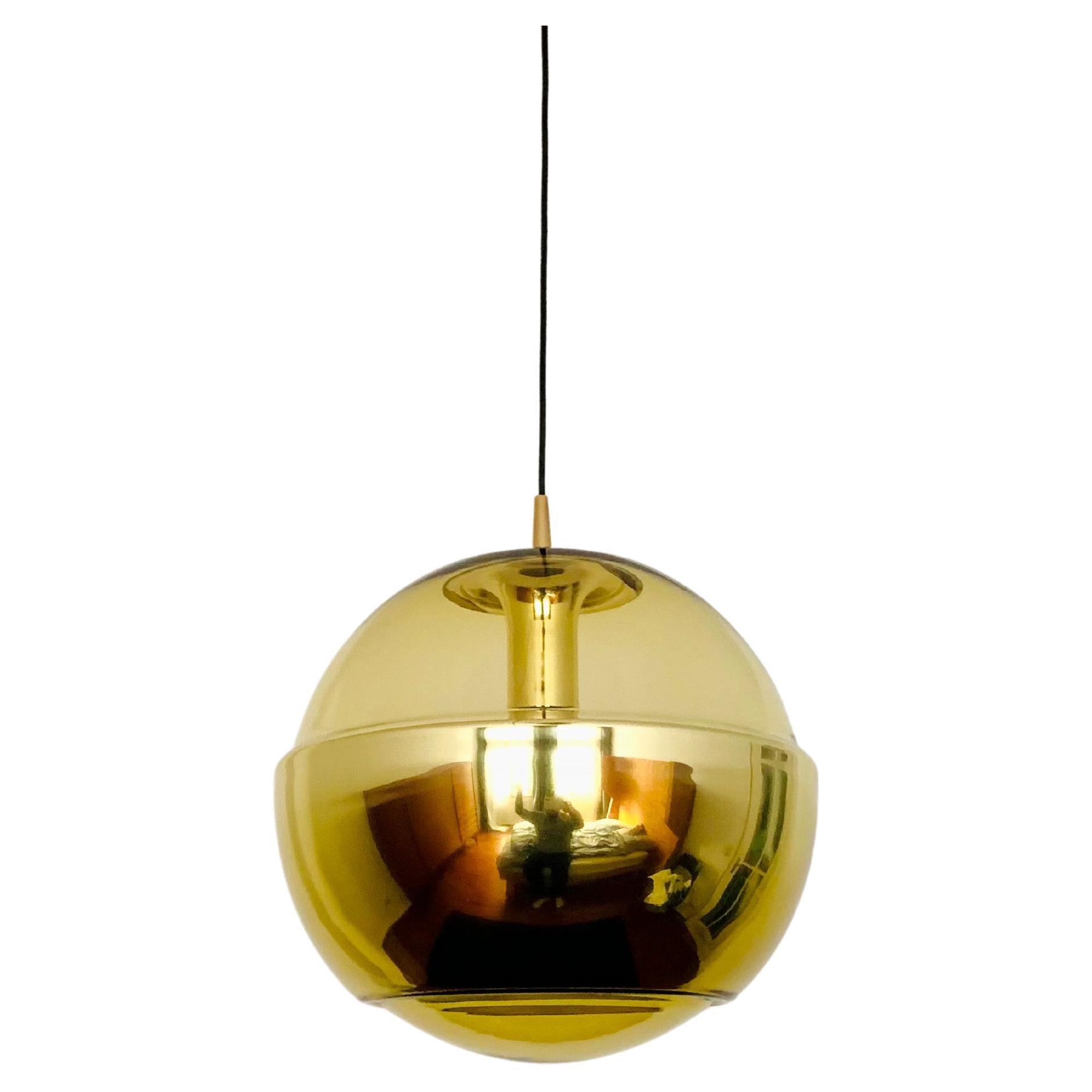 Grande lampe à suspension en verre de l'ère spatiale doré de Peill and Putzler