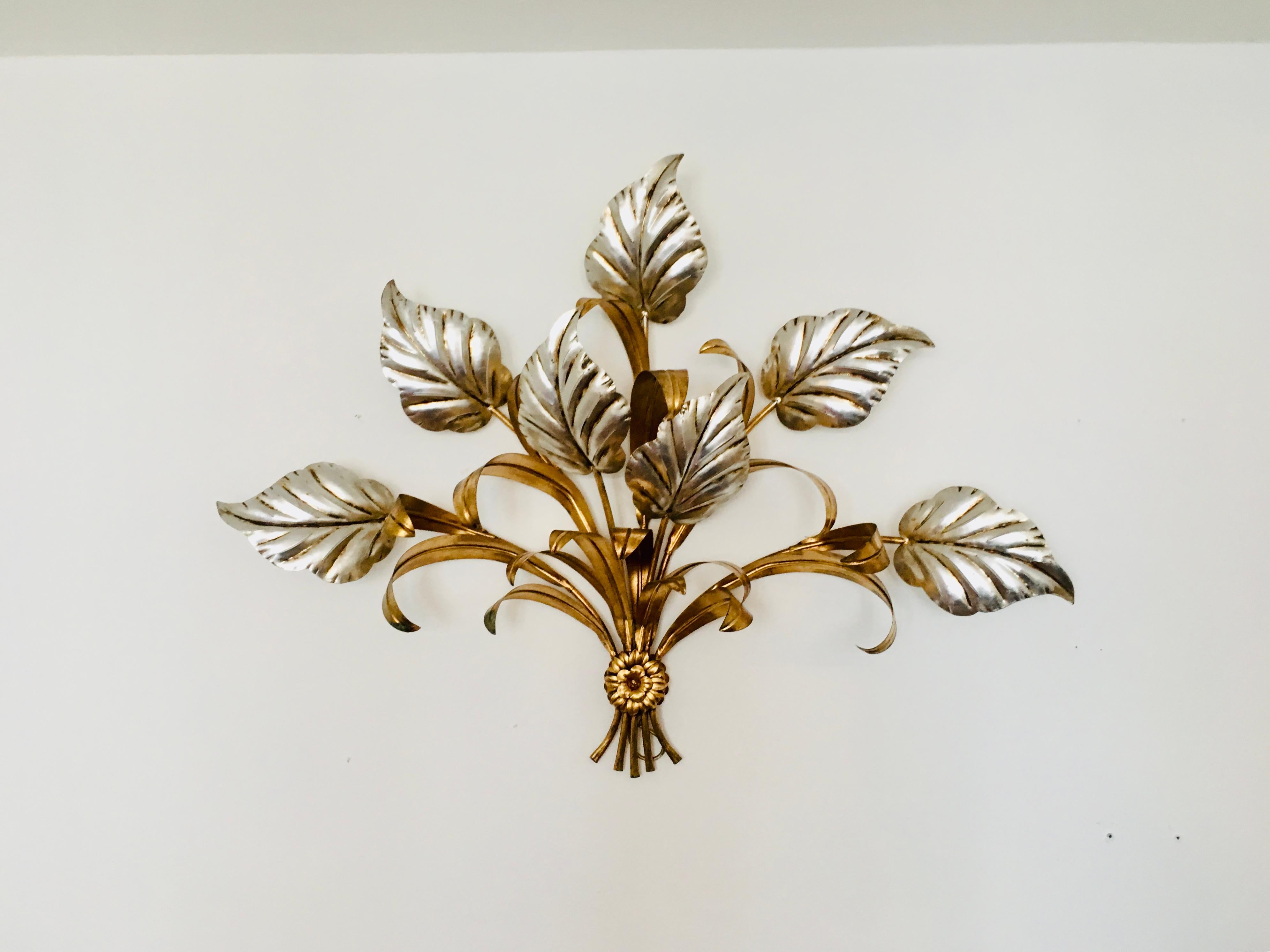 Gran aplique de hojas de palmera de Hans Kögl de los años 70.
Diseño impresionante y mano de obra de alta calidad.
Las hojas y la combinación de colores crean una luz estupenda y muy elegante.

Diseño: Hans Koegl
1970s

Estado:

Muy buen estado