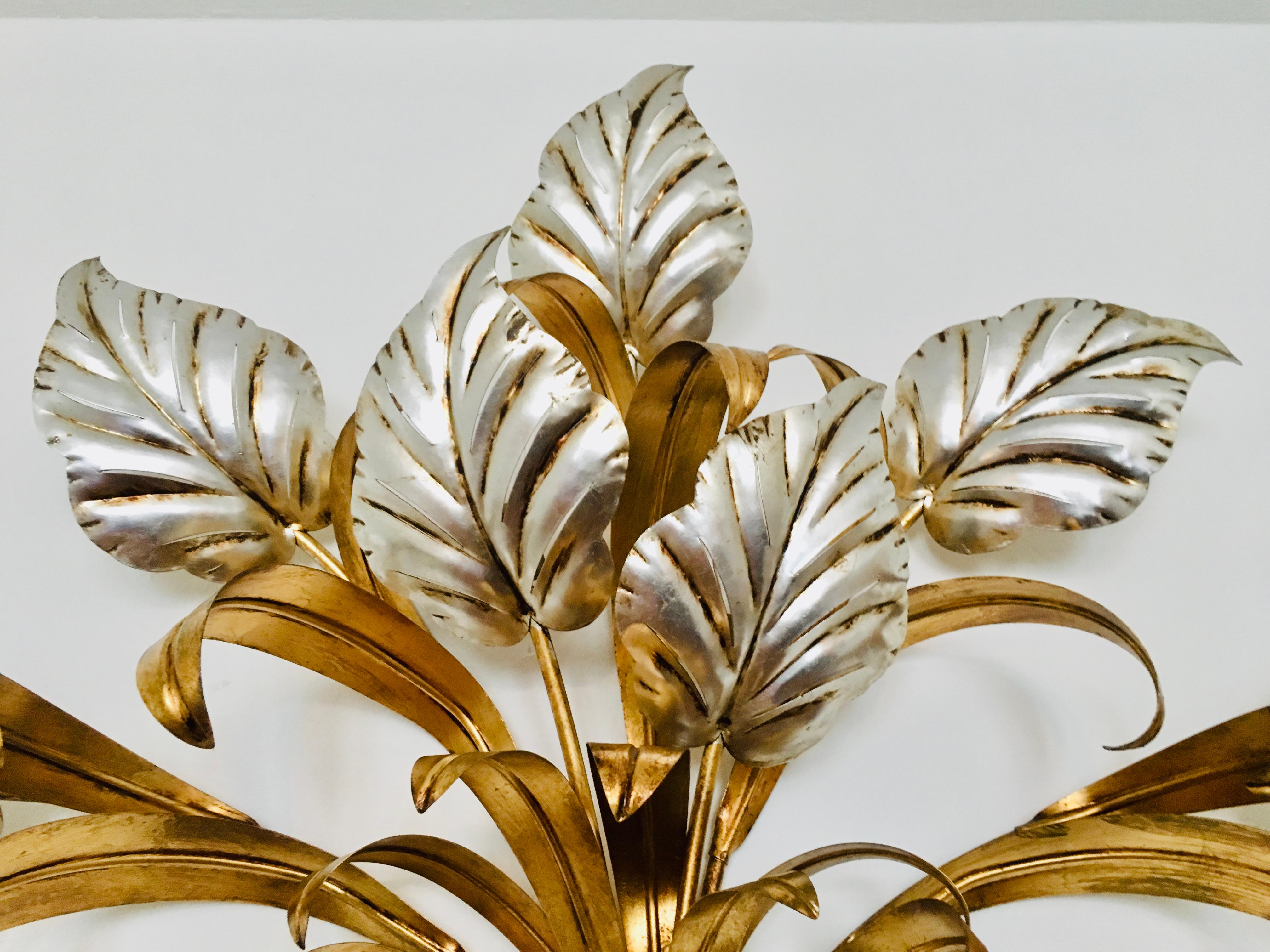 Lámpara de pared dorada grande de Hans Kögl Metal en venta