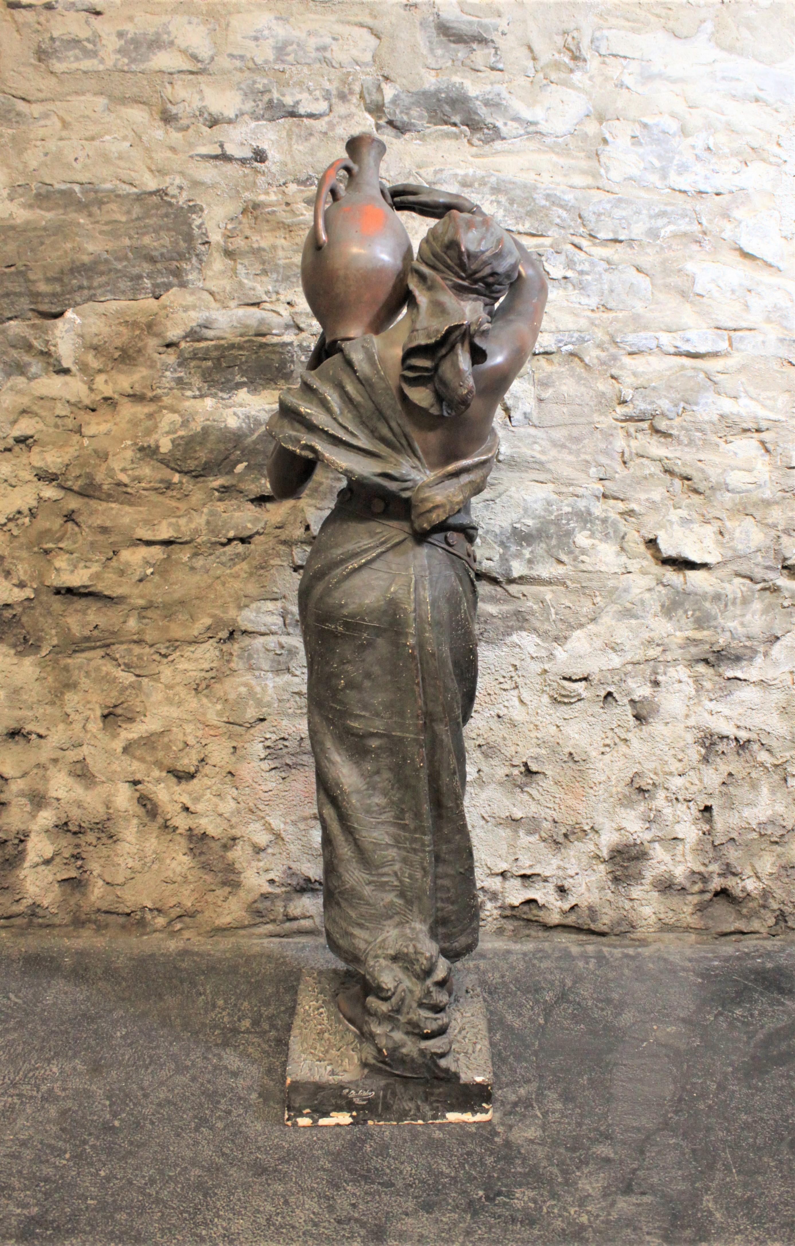 Art nouveau Grande sculpture en terre cuite patinée Goldscheider d'une femme transportant de l'eau en vente