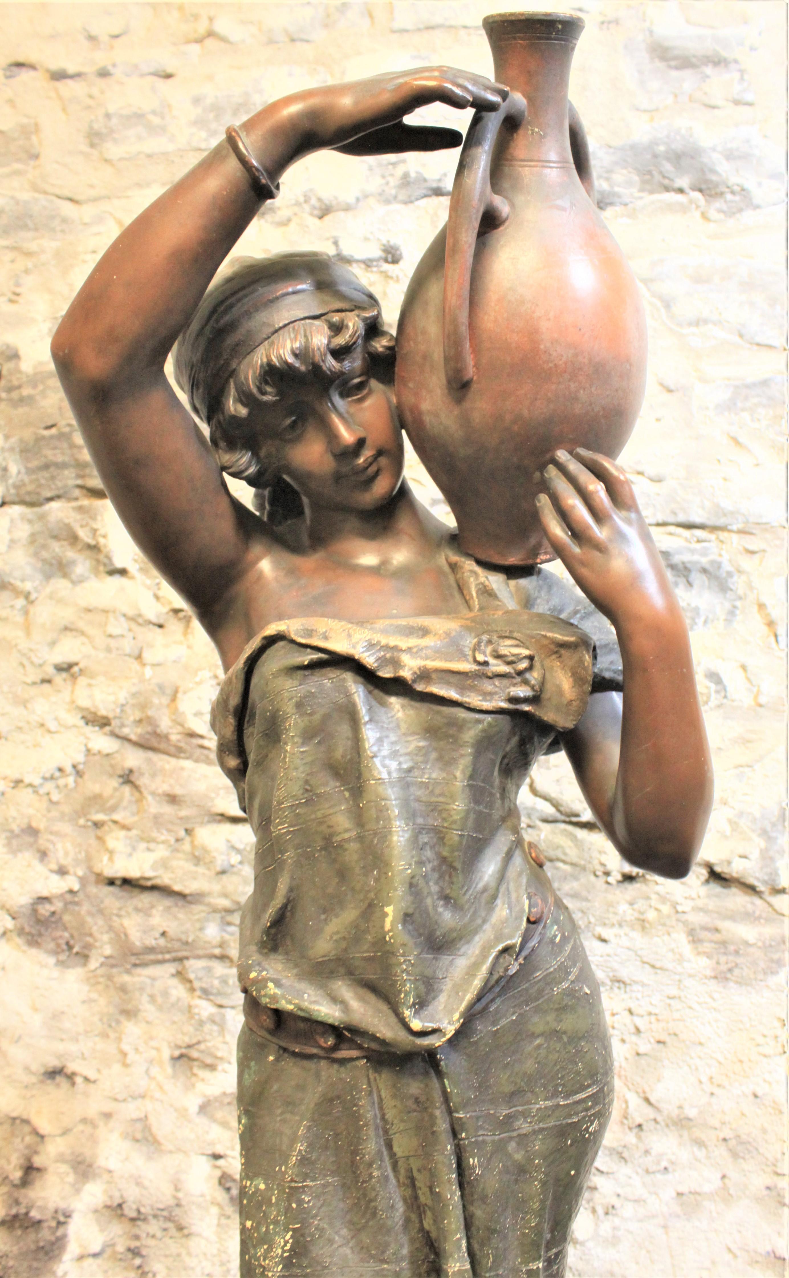 20ième siècle Grande sculpture en terre cuite patinée Goldscheider d'une femme transportant de l'eau en vente