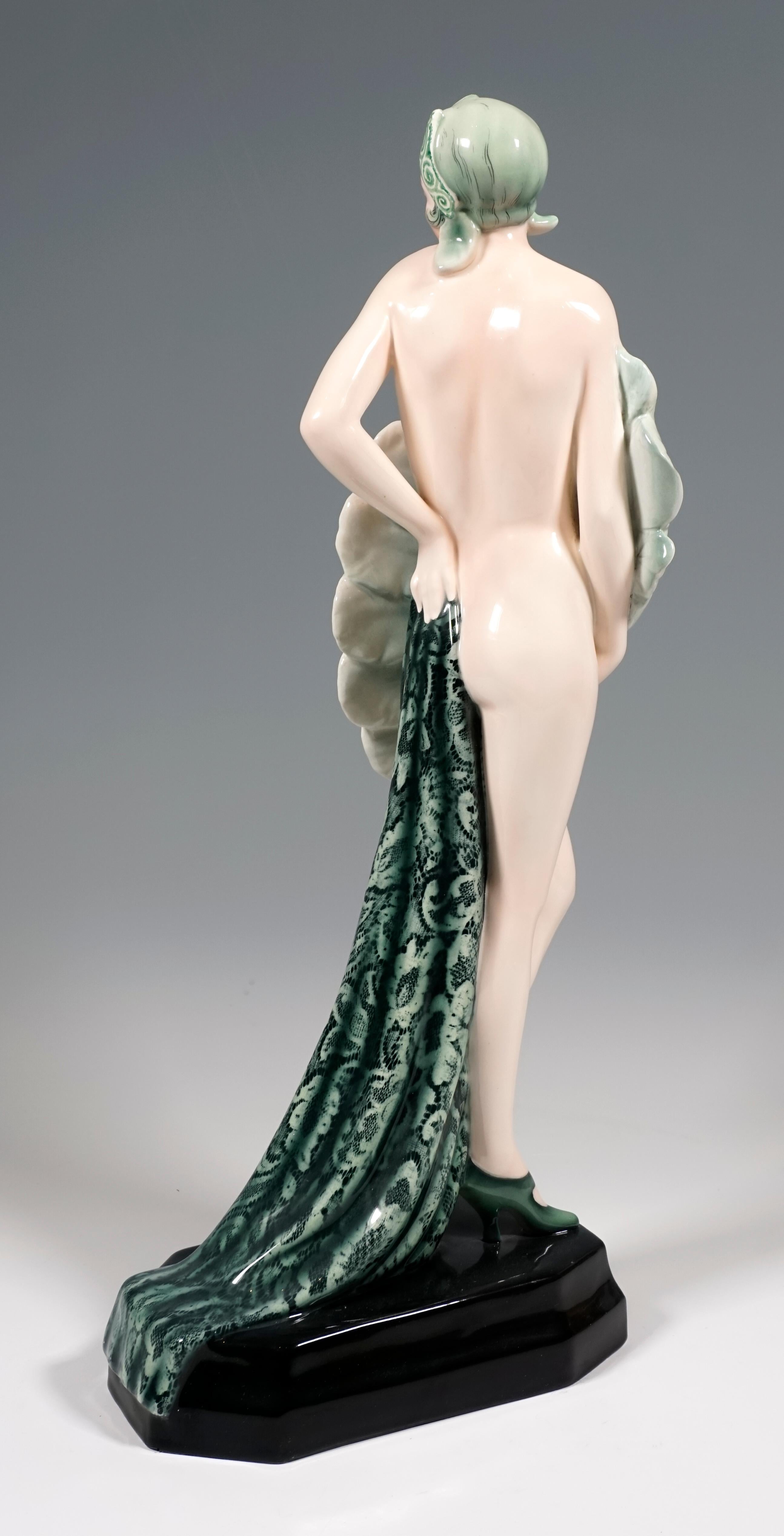 Große Goldscheider Wiener Art Déco Figur 'Fächerfrau' von Stephan Dakon um 1930 (Art déco) im Angebot