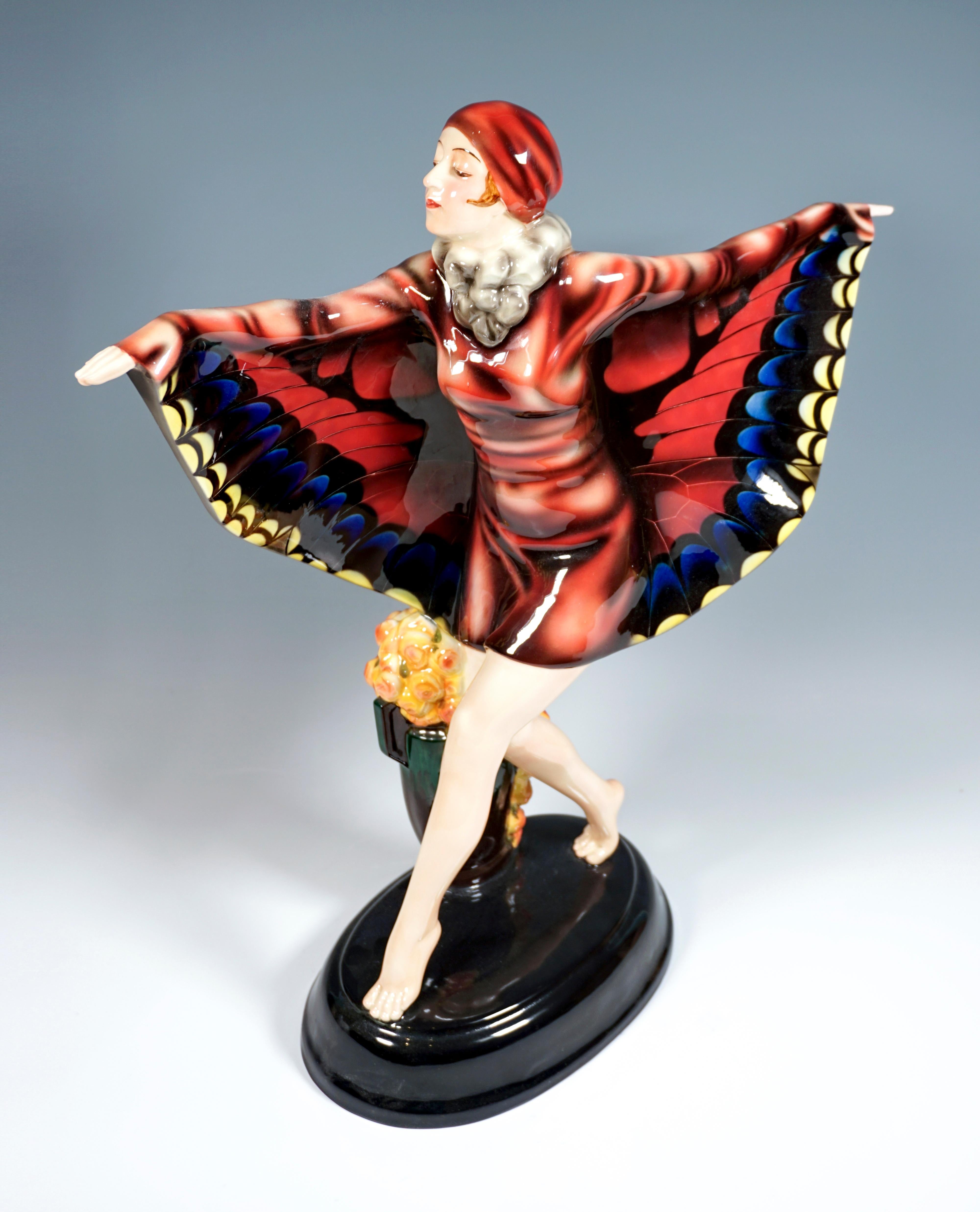 One of the most famous and elegant models from the goldscheider manufacture:
The dance 'Der Gefangene Vogel' performed by the dancer Niddy Impekoven (1904-2002) in the early twenties of the 20th century is shown: the dancer, balancing on tiptoe,