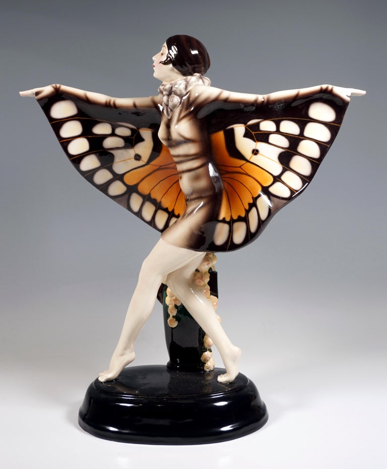One of the most famous and elegant models from the goldscheider manufacture:
The dance 'Der Gefangene Vogel' performed by the dancer Niddy Impekoven (1904-2002) in the early twenties of the 20th century is shown: the dancer, balancing on tiptoe,