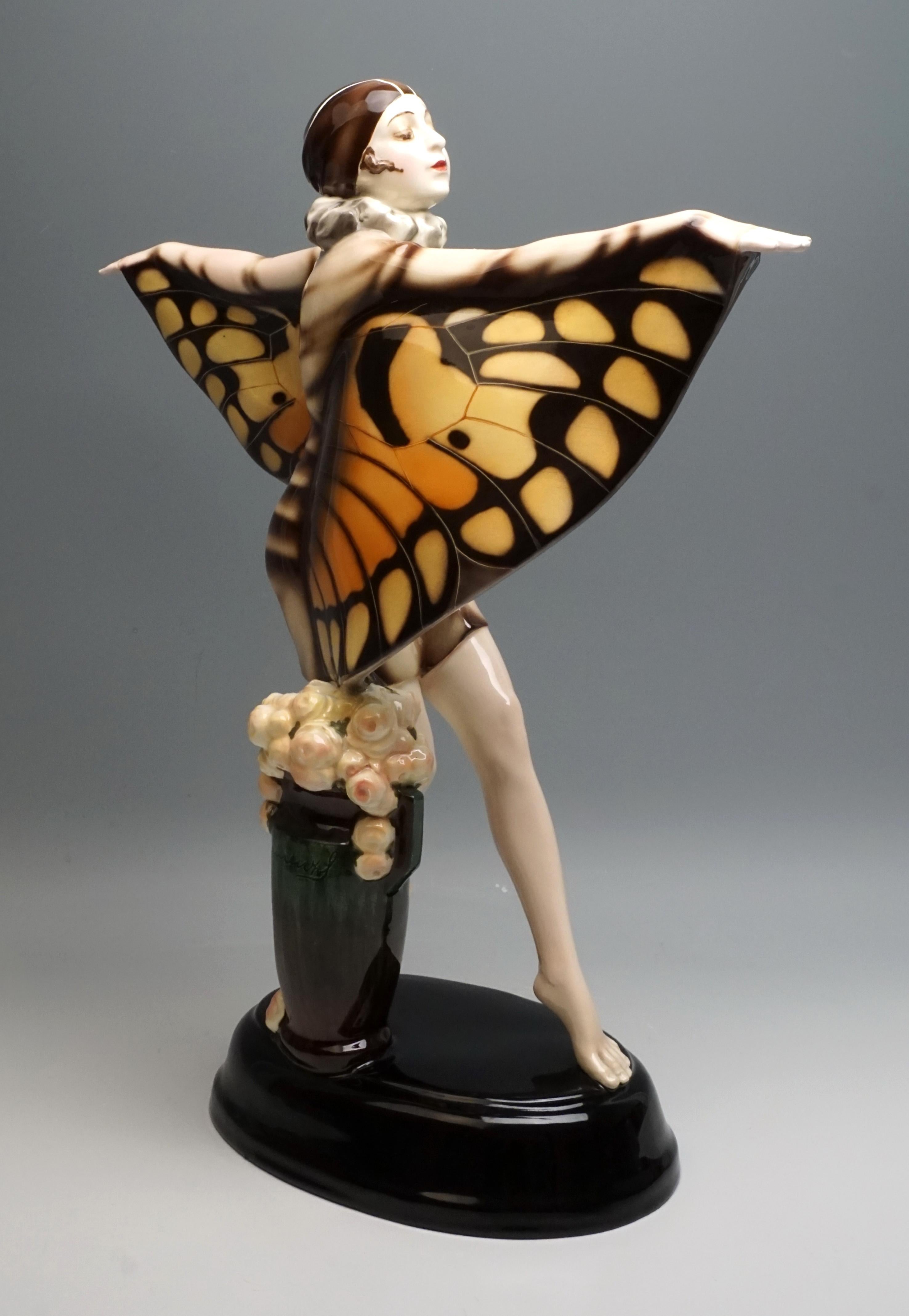 Exceptional large and elegant Goldscheider Art Déco Figurine
The dance 'Der Gefangene Vogel', performed by the dancer Niddy Impekoven (1904-2002) in the early 1920s of the 20th century, is shown: the dancer, balancing on tiptoe, takes a big step