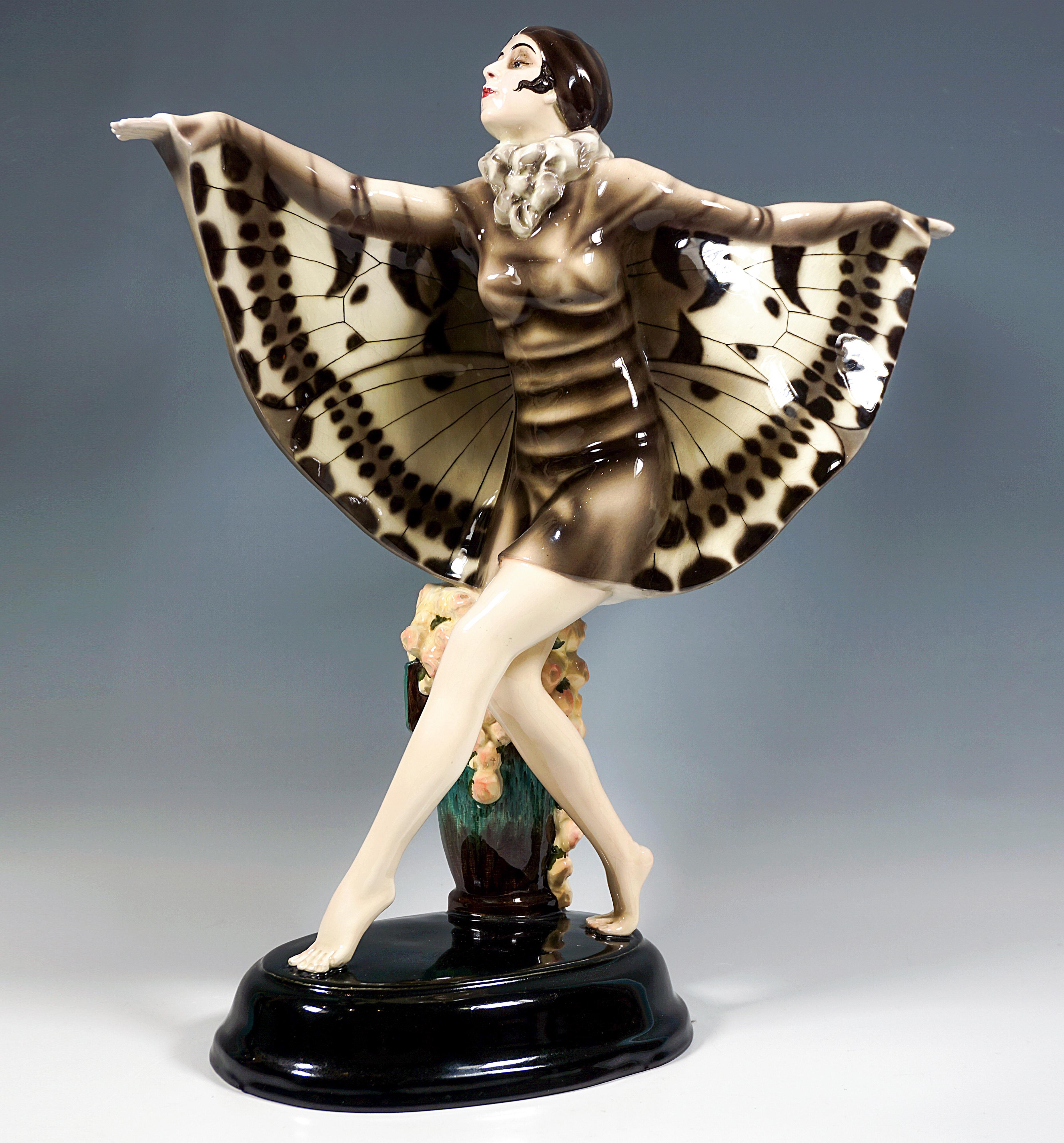 One of the most popular and elegant models produced by Goldscheider Manufaktur Vienna:
Depiction of the dancer Niddy Impekoven (1904-2002) performing her dance ‘The Captured Bird’ in the early twenties of the 20th century: The dancer balancing on
