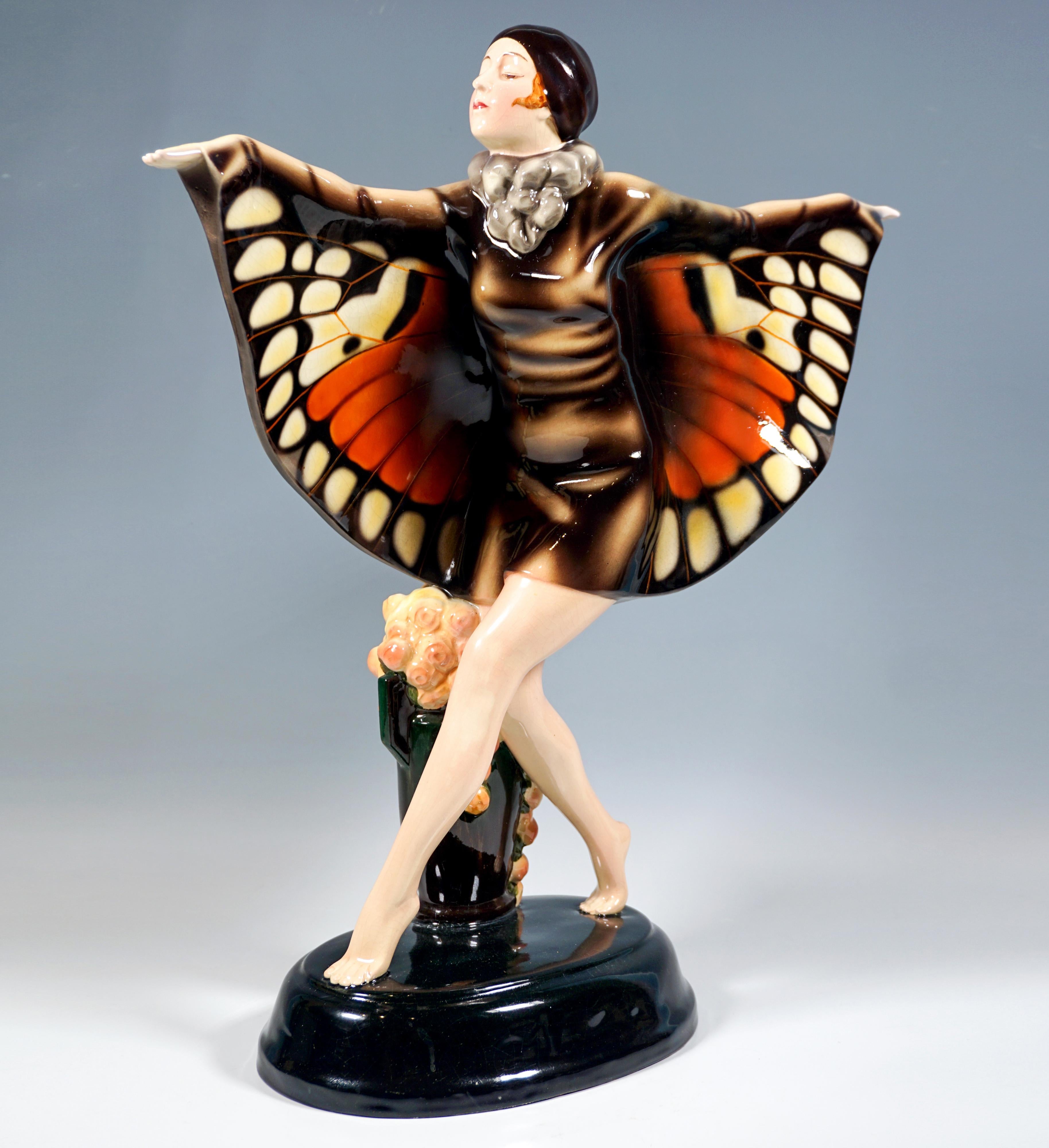 One of the most popular and elegant models produced by Goldscheider Manufaktur Vienna:
Depiction of the dancer Niddy Impekoven (1904-2002) performing her dance ‘The Captured Bird’ in the early twenties of the 20th century: The dancer balancing on