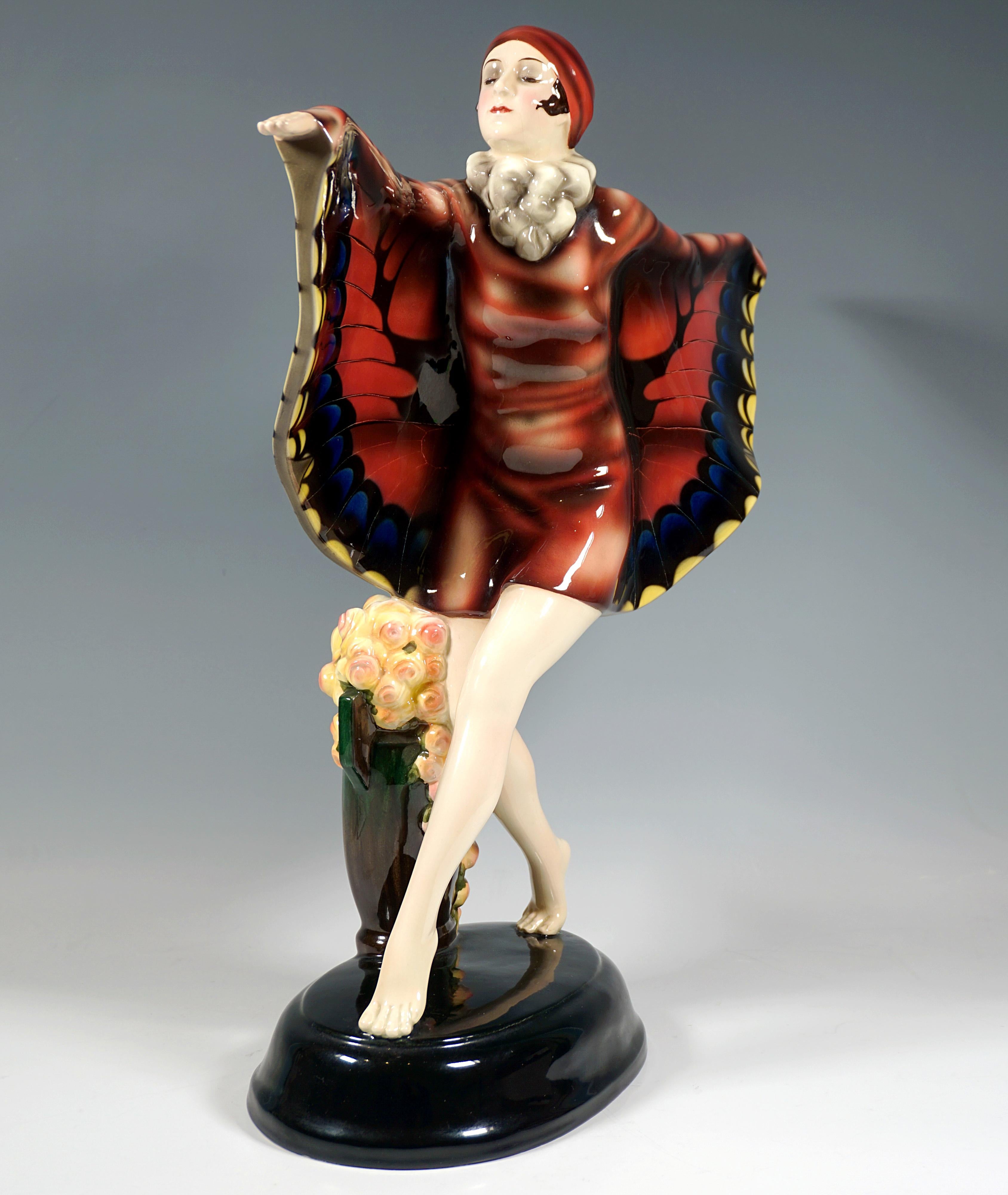 Uno dei modelli più popolari ed eleganti prodotti da Goldscheider Manufaktur Vienna:
Raffigurazione della ballerina Niddy Impekoven (1904-2002) che esegue la sua danza 