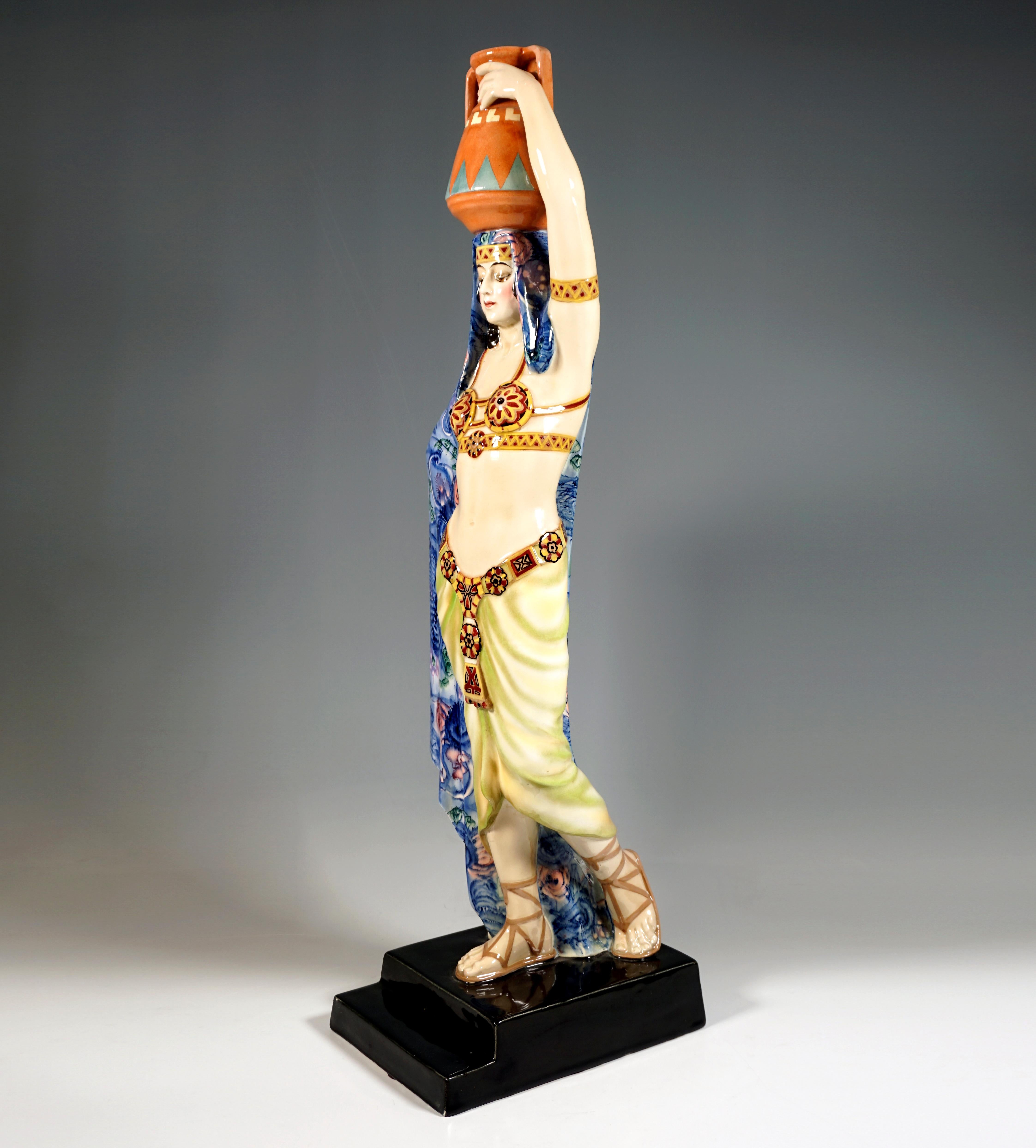  Große Goldscheider Wiener Art-Dco-Figur, Wasserträger, Lorenzl, ca. 1925 (Handgefertigt) im Angebot