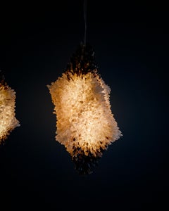 Lampada a sospensione grande con gradazioni organiche di cristalli di Christopher Boots