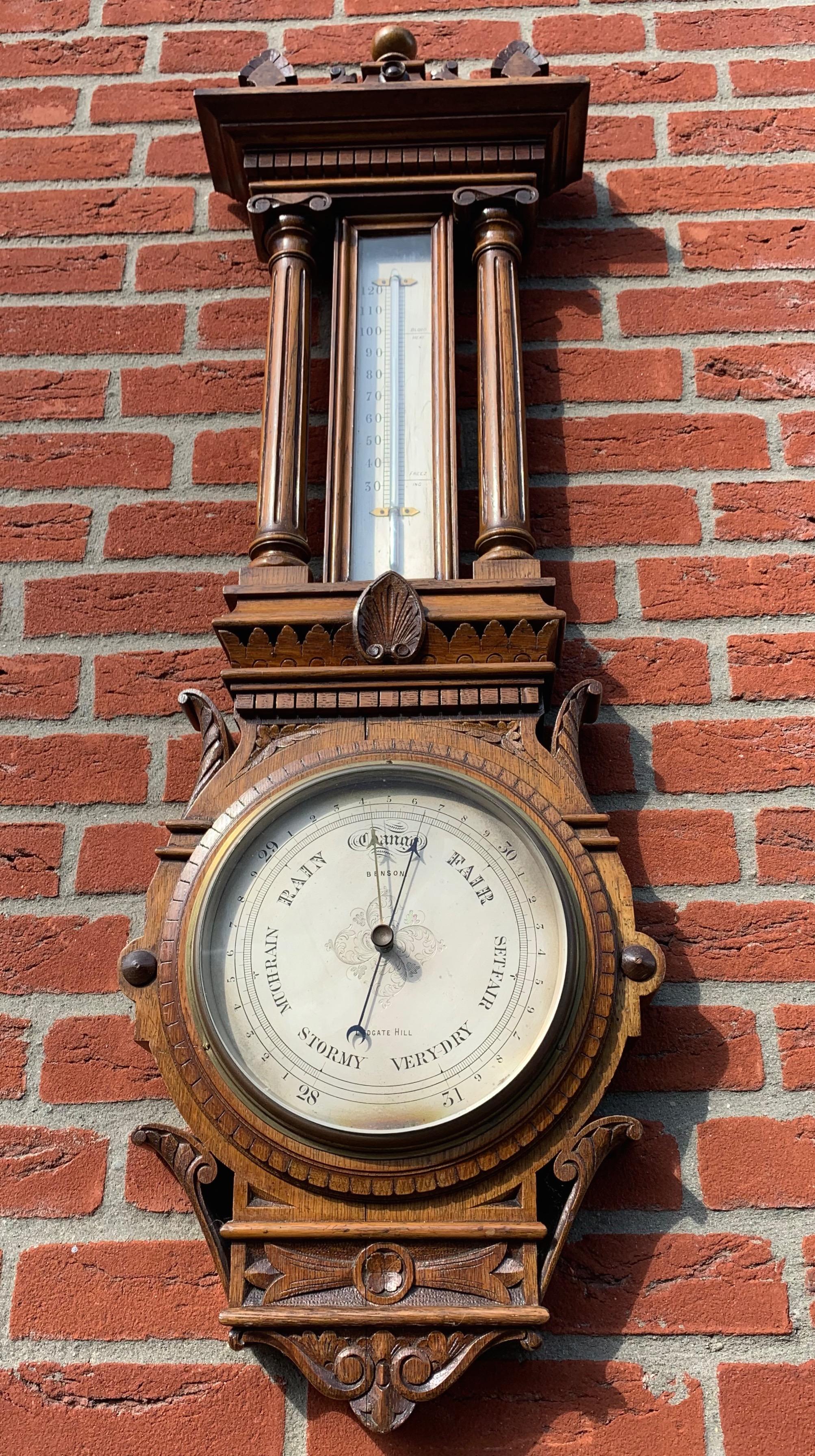 Wunderschönes Design und hochwertige Ausführung des antiken Barometers.

Dieses Wandbarometer aus englischer Produktion vom Ende des 19. bis Anfang des 20. Jahrhunderts hat alles, was eine Antiquität ausmacht. Zunächst einmal ist die Qualität der