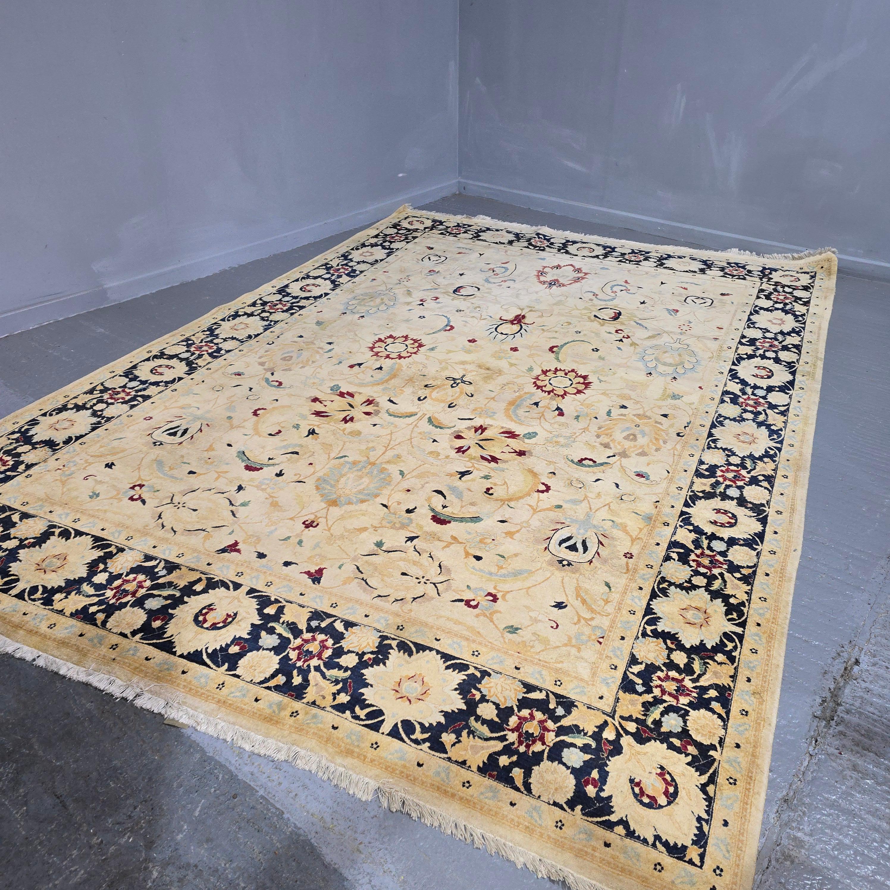 Tappeto orientale di buona qualità dal classico design sultanabad, leggermente sbiadito a un'estremità,  annodato a mano, senza perdita di pelo.

273 x 388 cm


Sei invitato a visionare questo articolo presso il nostro showroom, ma ti preghiamo di