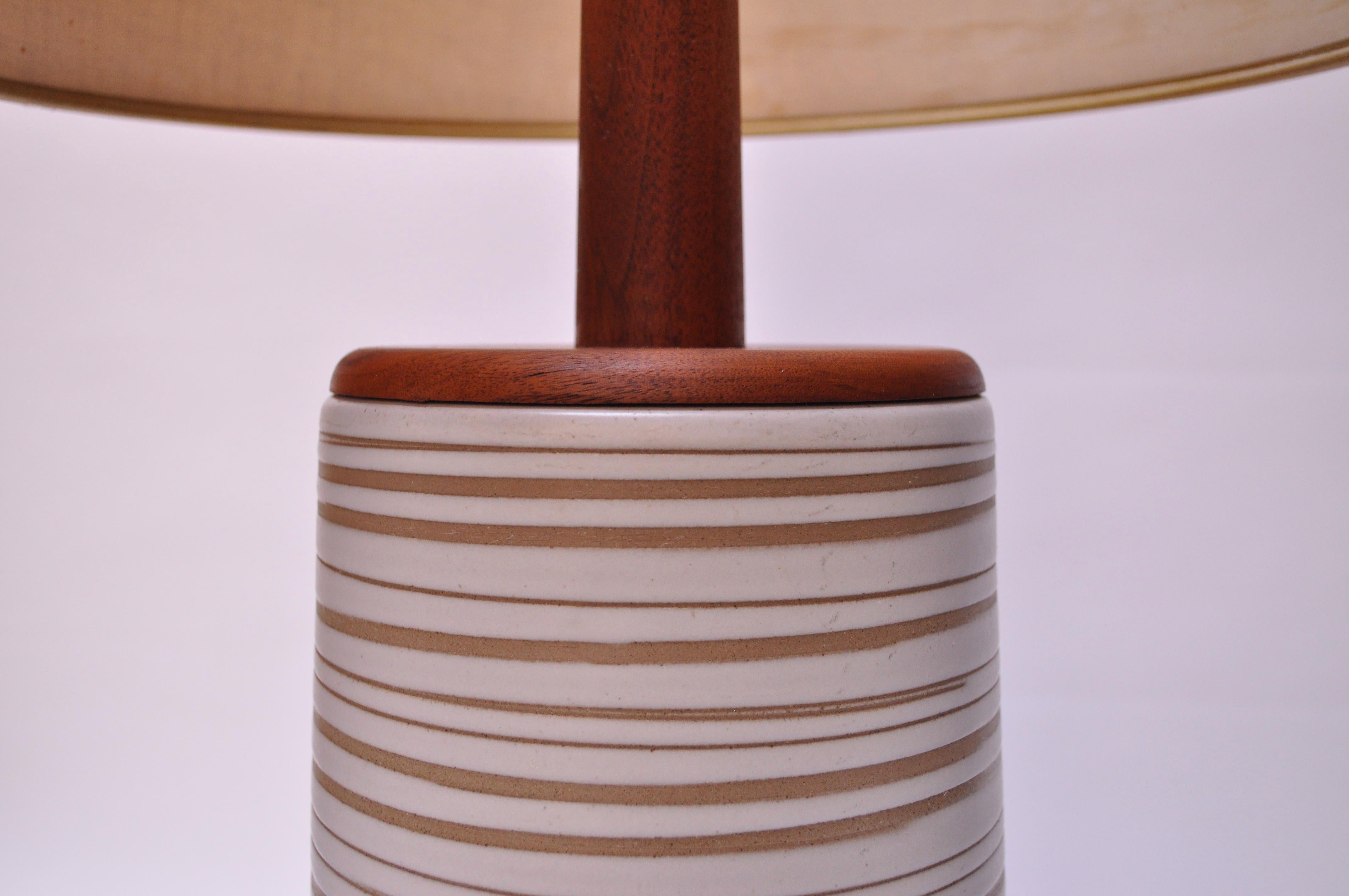 Große Tischlampe aus Nussbaum und Keramik von Gordon und Jane Martz mit Endstück im Angebot 6